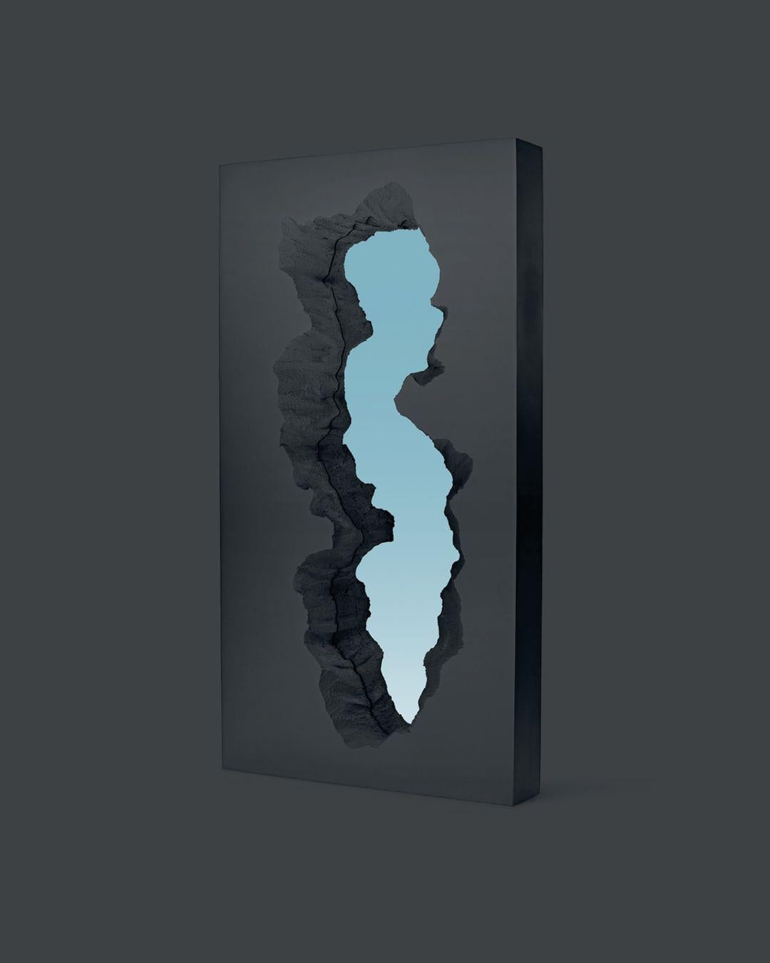 Broken Mirror is a limited edition mirror that does not abandon its 
function, but enriches and transforms it, by becoming an object of art and 
going beyond the boundaries of direct form-function correspondence.
The project was born from the