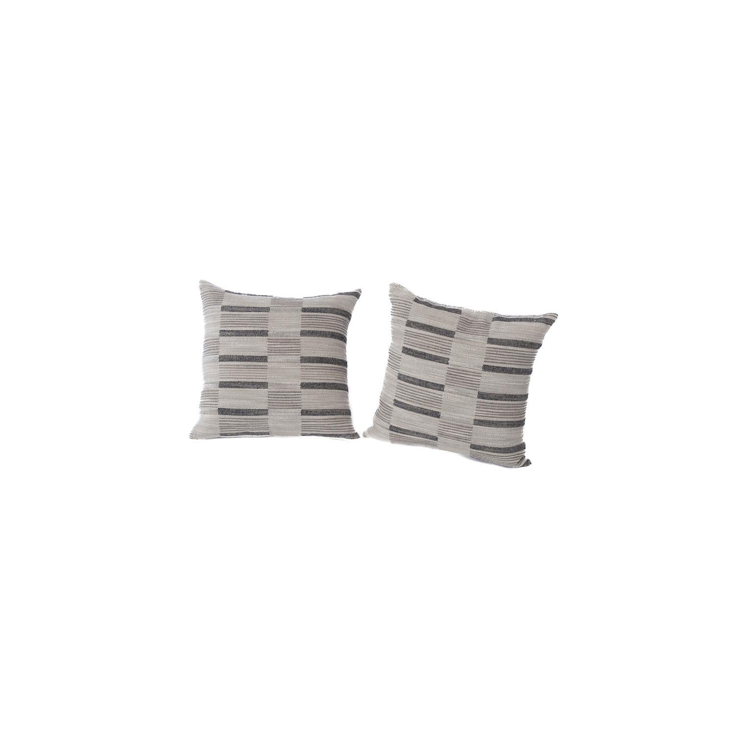 Quadratische Kissen mit gebrochenen Streifen (Skandinavische Moderne) im Angebot