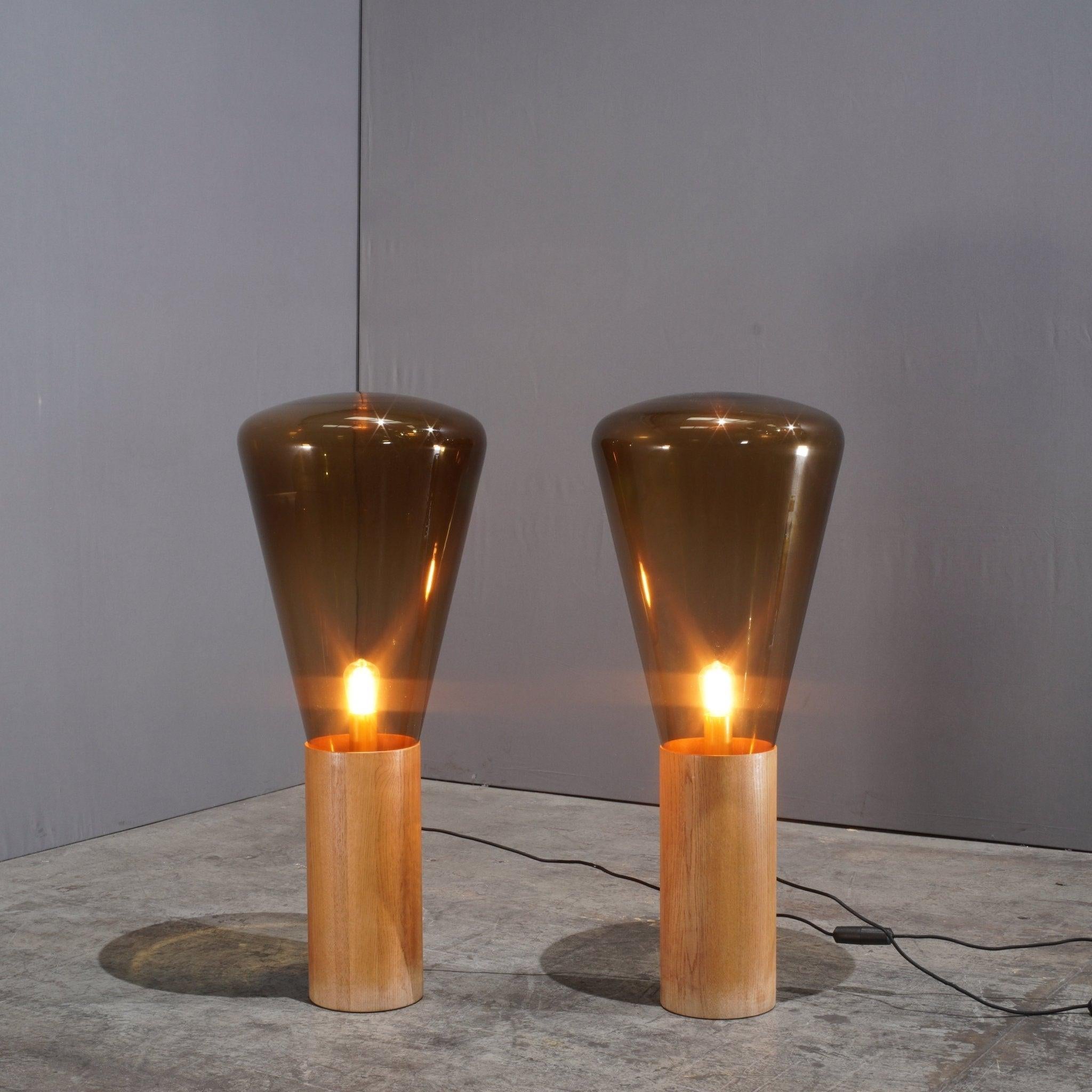 Le lampadaire Brokis Muffin de Lucie Koldova & Dan Yeff associe un savoir-faire artisanal à un design moderne, créant ainsi une pièce d'éclairage emblématique et sculpturale. Son abat-jour en verre soufflé, disponible en différentes teintes douces,
