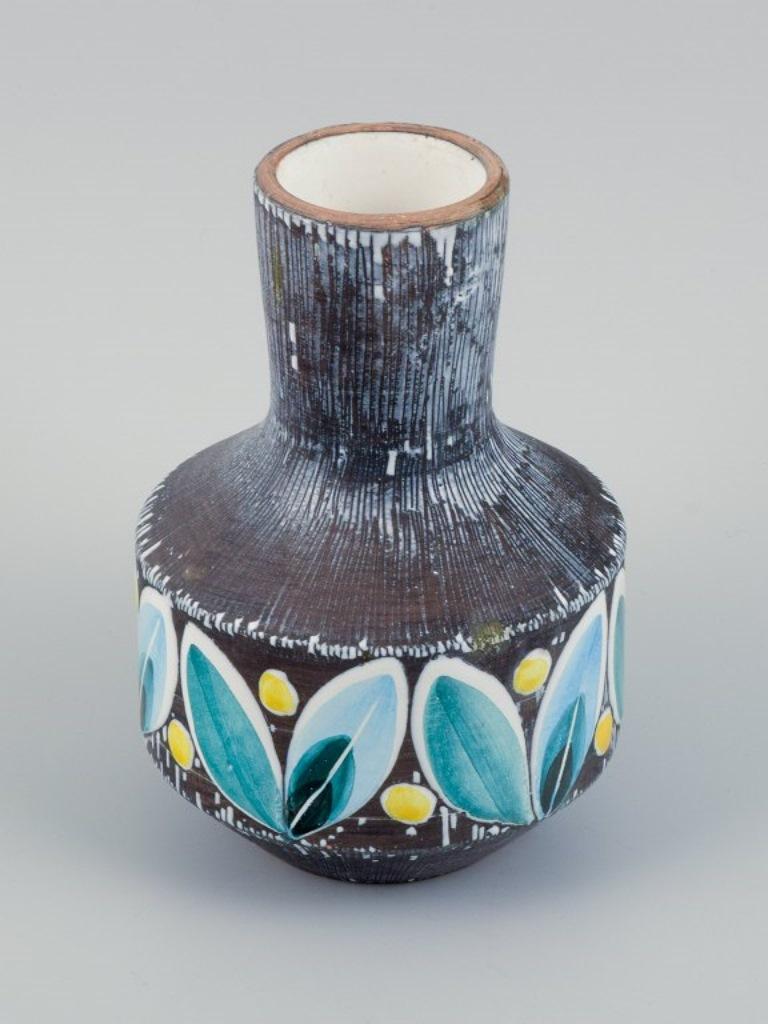 Bromma Ceramics, Sweden. Handmade retro ceramic vase decorated with leaves.
1970s.
In perfect condition.
Sticker.
Dimensions: H 16.5 x D 11.5 cm.