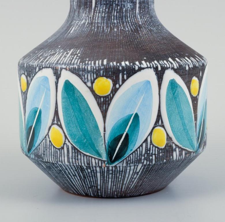 Suédois Céramique Bromma, Suède. Vase rétro en céramique fait à la main et décoré de feuilles. en vente