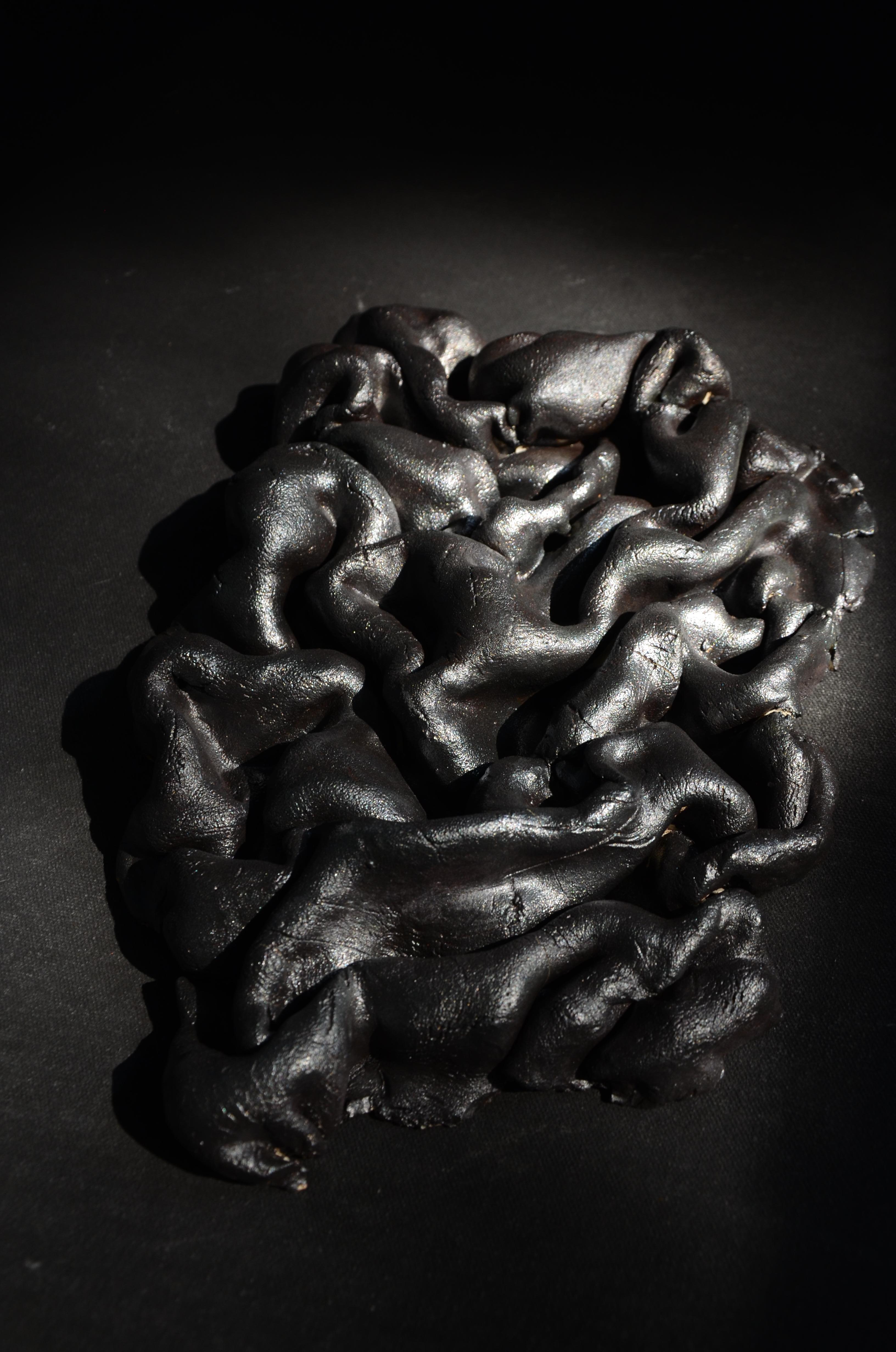 Sculpture de peau de bronze par Vica Ceramica
Matériaux : Haute température. Céramique
Dimensions : D 34 x L 21 x H 5 cm 

VICA CERÁMICA-STUDIO est un studio de design et de sculpture établi à Mexico.
La poterie mexicaine de Vica se divise en