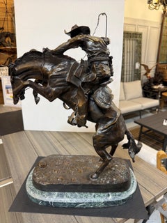 Sculpture en bronze « Bronco Buster » de Frederic Remington, socle en marbre, reproduction