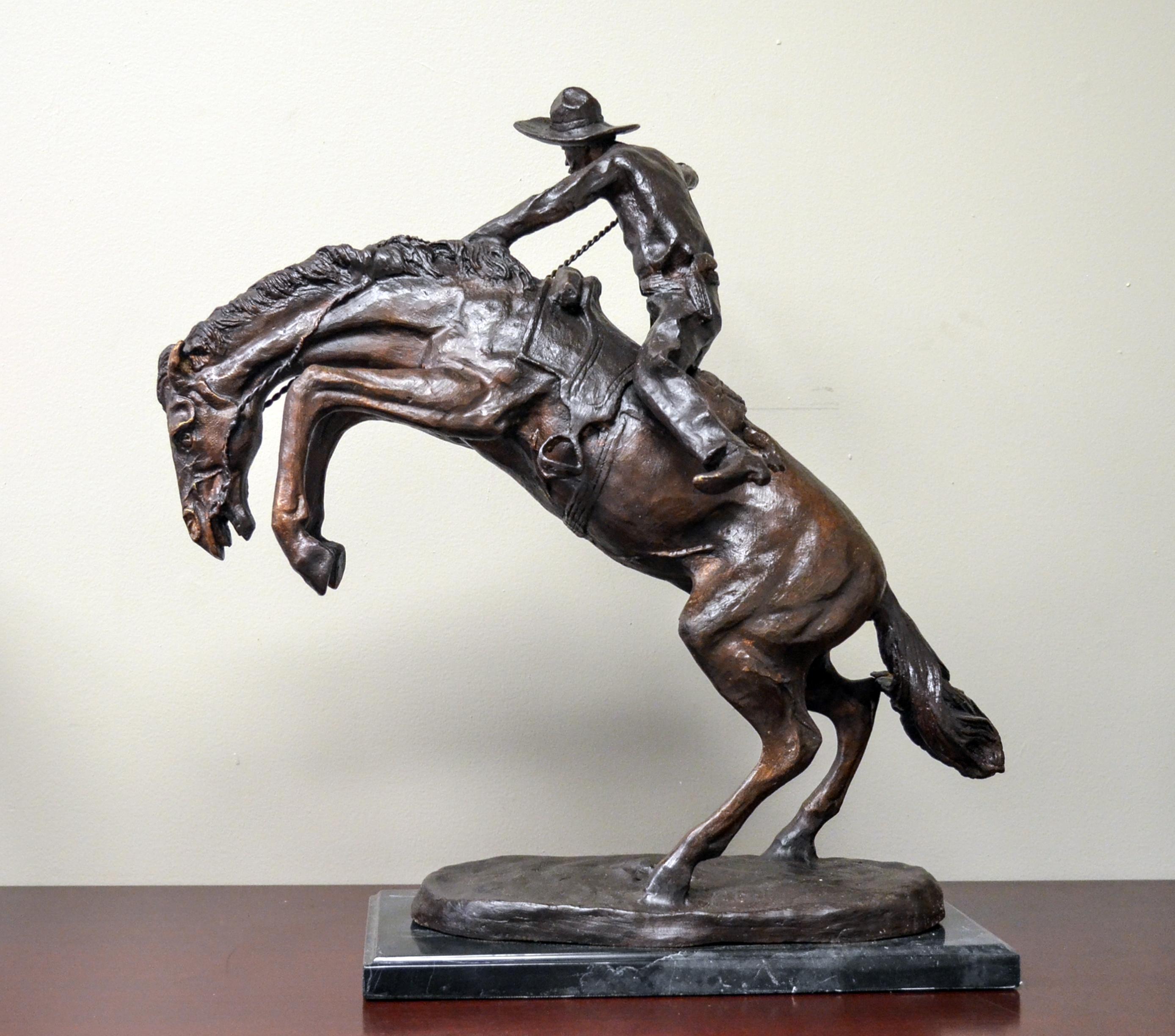 Bronco Buster Bronzeskulptur auf Marmorsockel, nach Frederic Remington (after) im Angebot 4