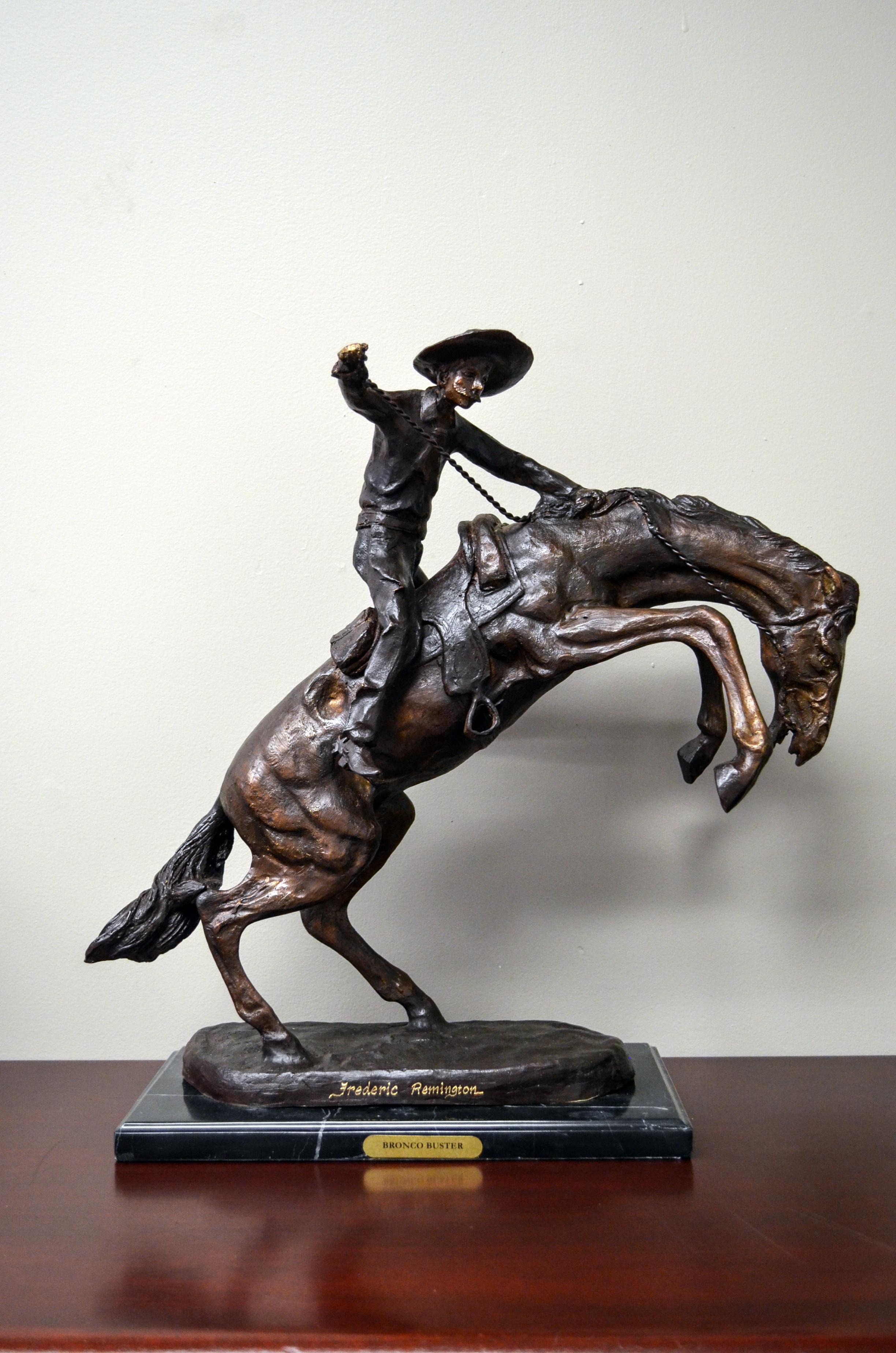 Bronco Buster, eine gegossene Bronzeskulptur nach dem amerikanischen Künstler Frederic Remington auf Marmorsockel. Diese Bronzeskulptur zeigt eine Szene aus dem amerikanischen Wilden Westen, die Frederic Remington besonders am Herzen lag, und ist