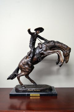 Bronco Buster Bronzeskulptur auf Marmorsockel, nach Frederic Remington (after)