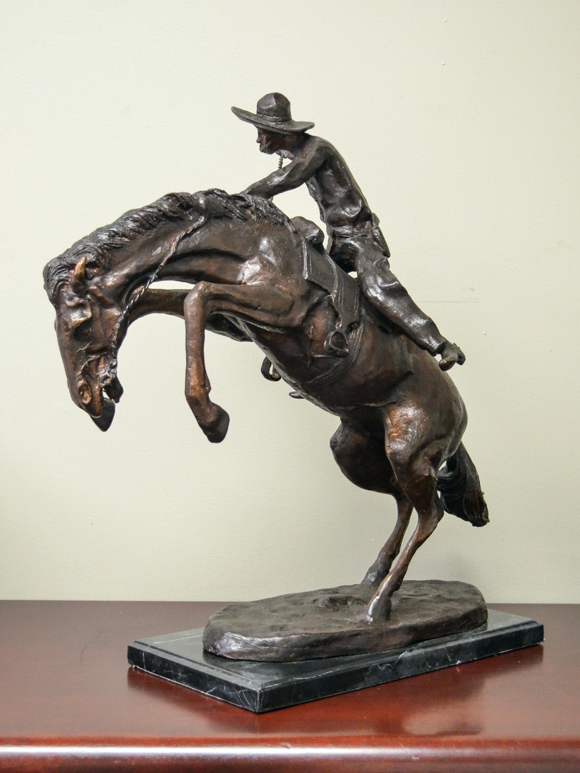 Bronco Buster Bronzeskulptur auf Marmorsockel, nach Frederic Remington (after) im Zustand „Gut“ im Angebot in Yonkers, NY