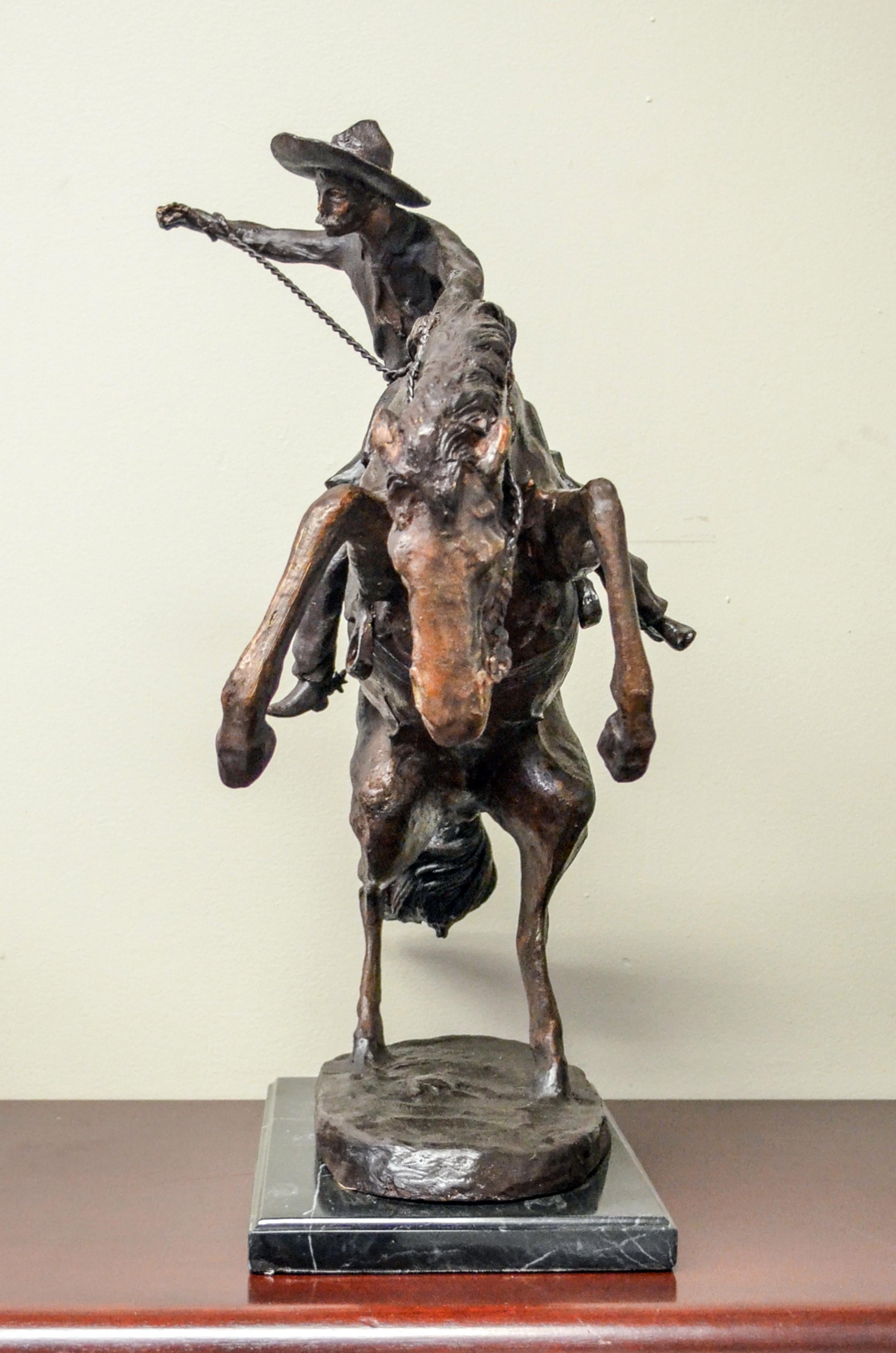 Bronco Buster Bronzeskulptur auf Marmorsockel, nach Frederic Remington (after) (20. Jahrhundert) im Angebot