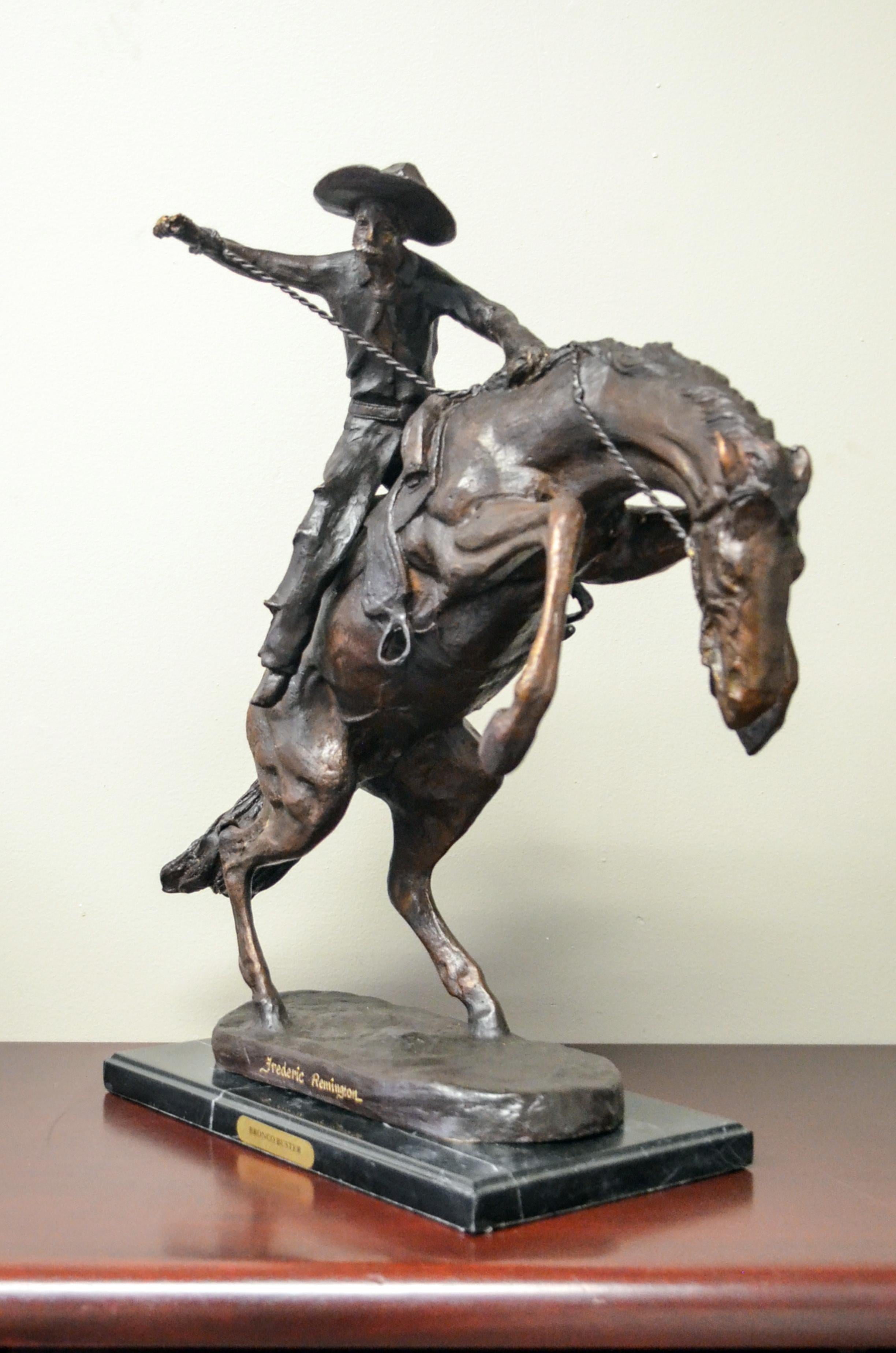 Bronco Buster Bronzeskulptur auf Marmorsockel, nach Frederic Remington (after) im Angebot 1