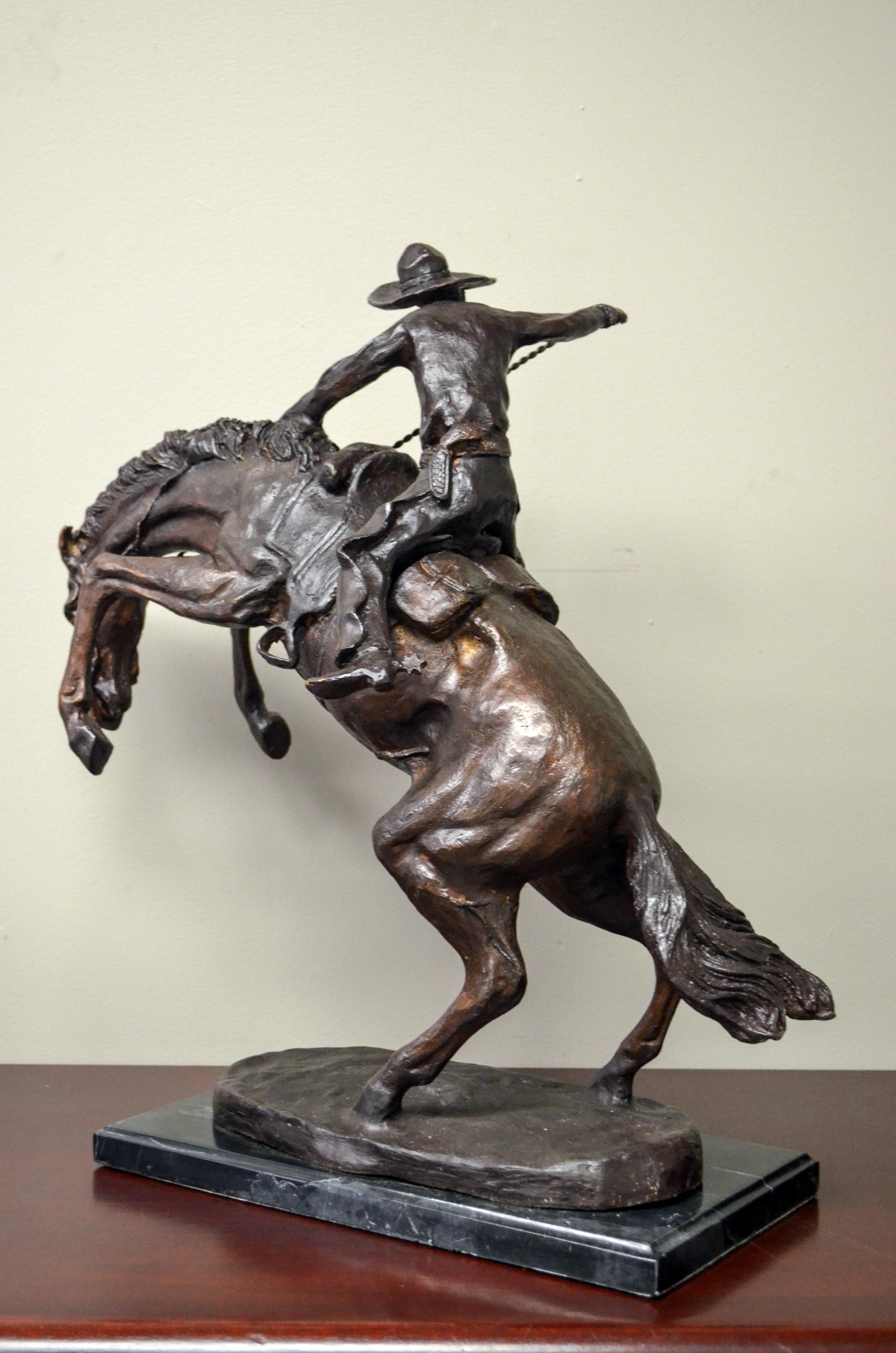 Bronco Buster Bronzeskulptur auf Marmorsockel, nach Frederic Remington (after) im Angebot 3