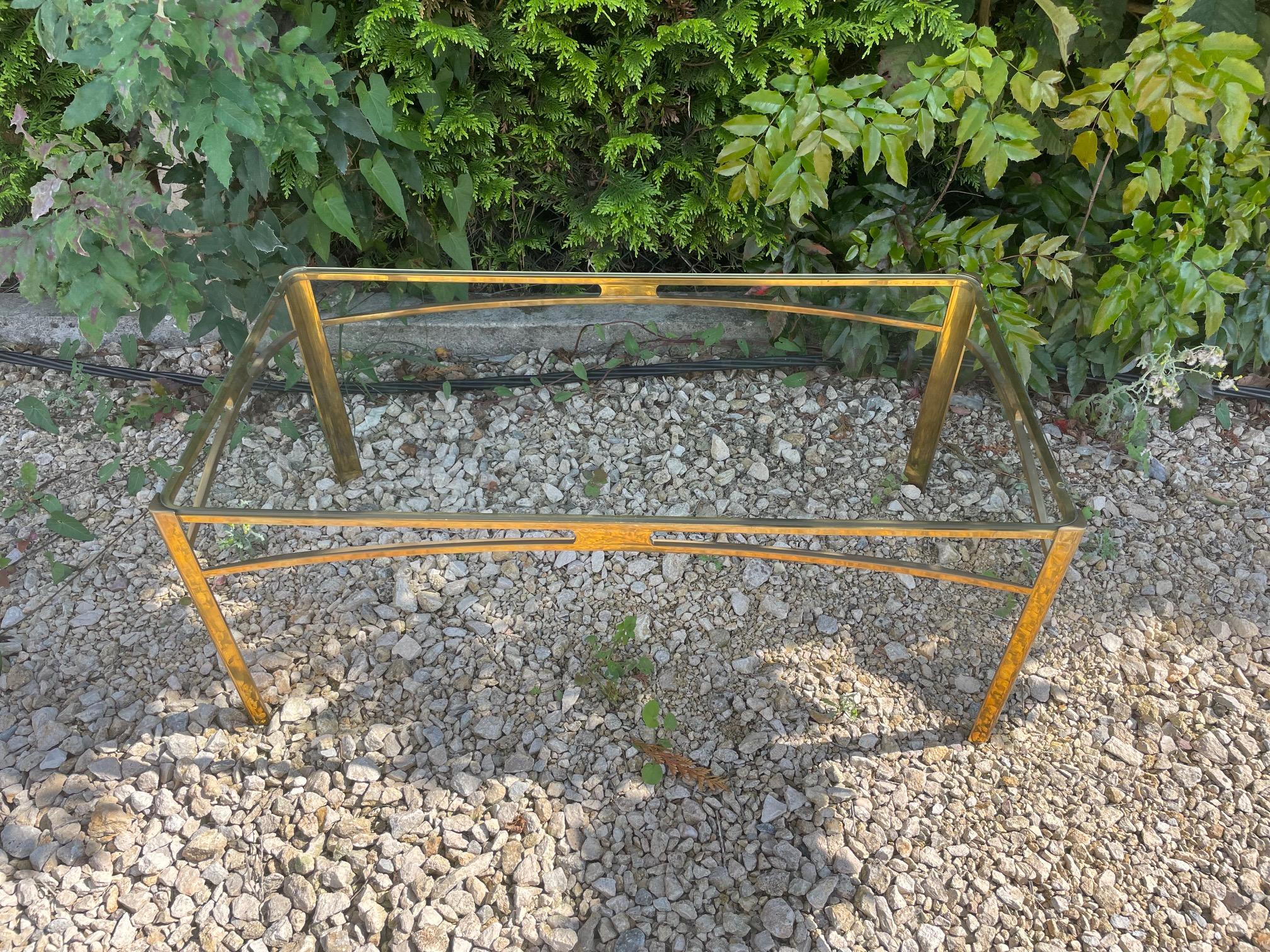 belle table basse dessinée par Jacques Quinet et produite par Bronz en France dans les années 1960
Structure en bronze signée et numérotée, plateau en verre d'origine 