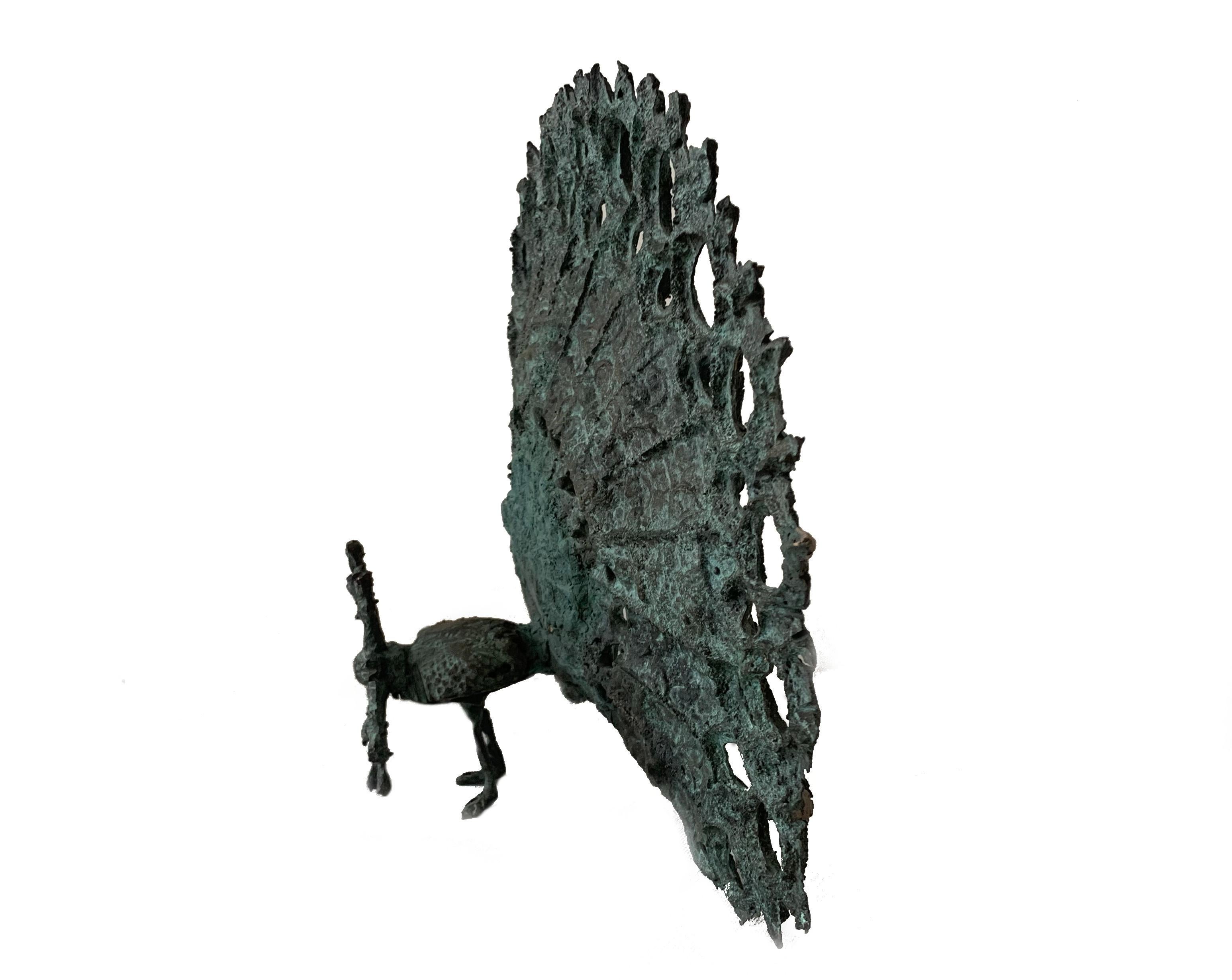 Un pavo real. Escultura figurativa contemporánea en bronce, Pájaro, maestro de arte polaco - Sculpture de Bronislaw Chromy