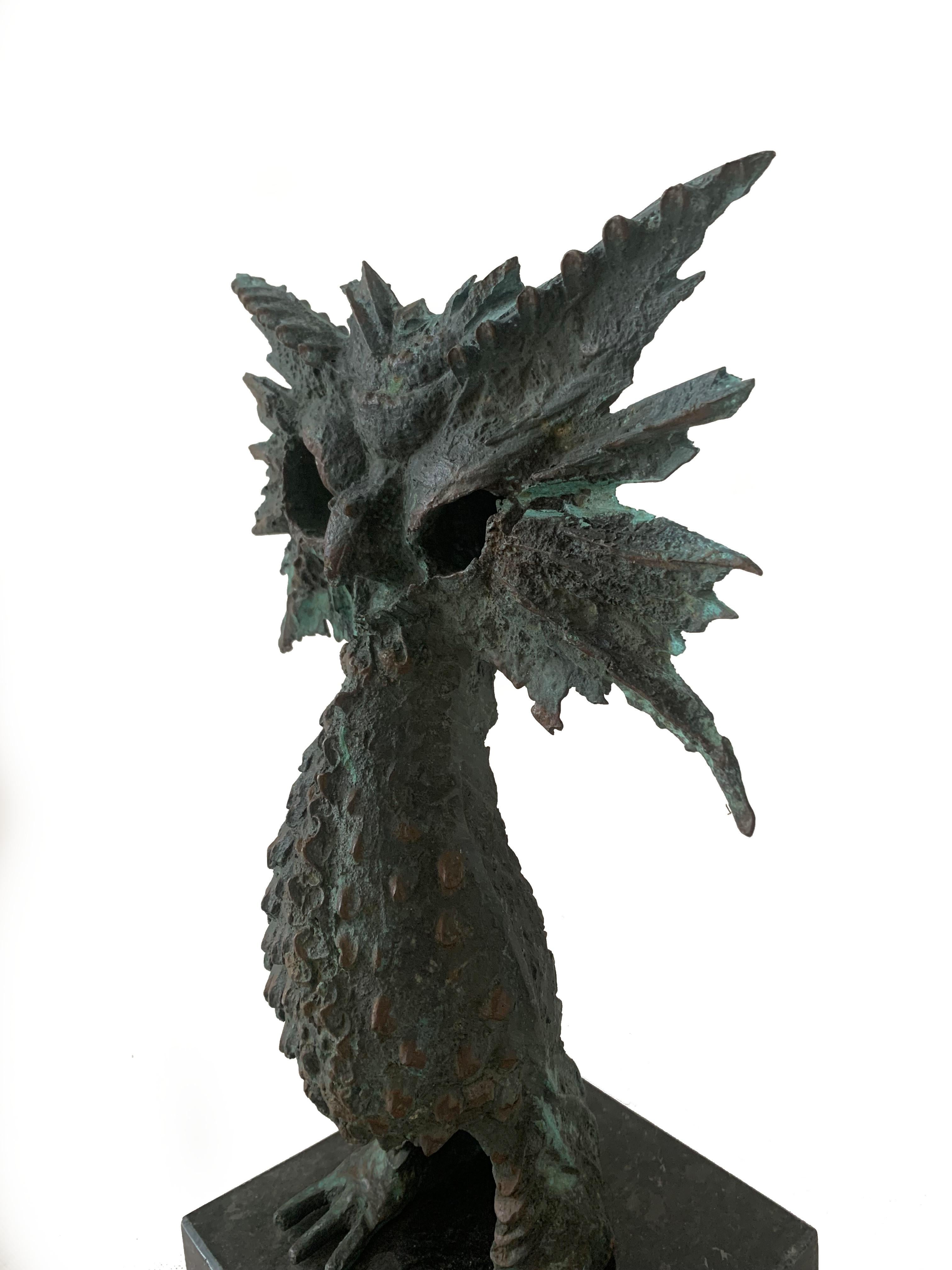 Sculpture figurative contemporaine en bronze patiné du maître d'art polonais Bronislaw Chromy. L'œuvre d'art représente un oiseau hibou. 

BRONISŁAW CHROMY (1925-2017)
Sculpteur, médailliste, peintre, dessinateur, professeur à l'Académie des