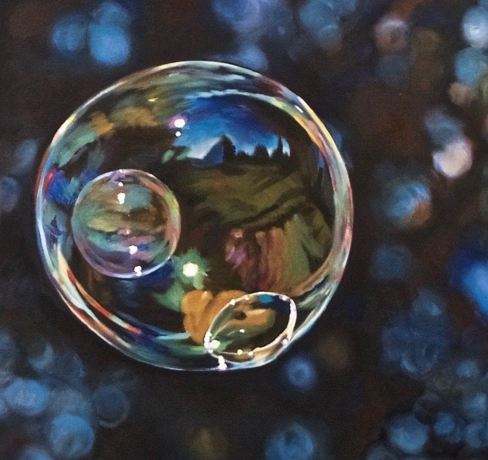 Una grande bolla di sapone tripla, che riflette l'ambiente circostante e brilla in modo iridescente, si erge davanti a un albero al crepuscolo :: Pittura :: Realismo :: Questo pezzo viene fornito con un certificato ufficiale di autenticità firmato