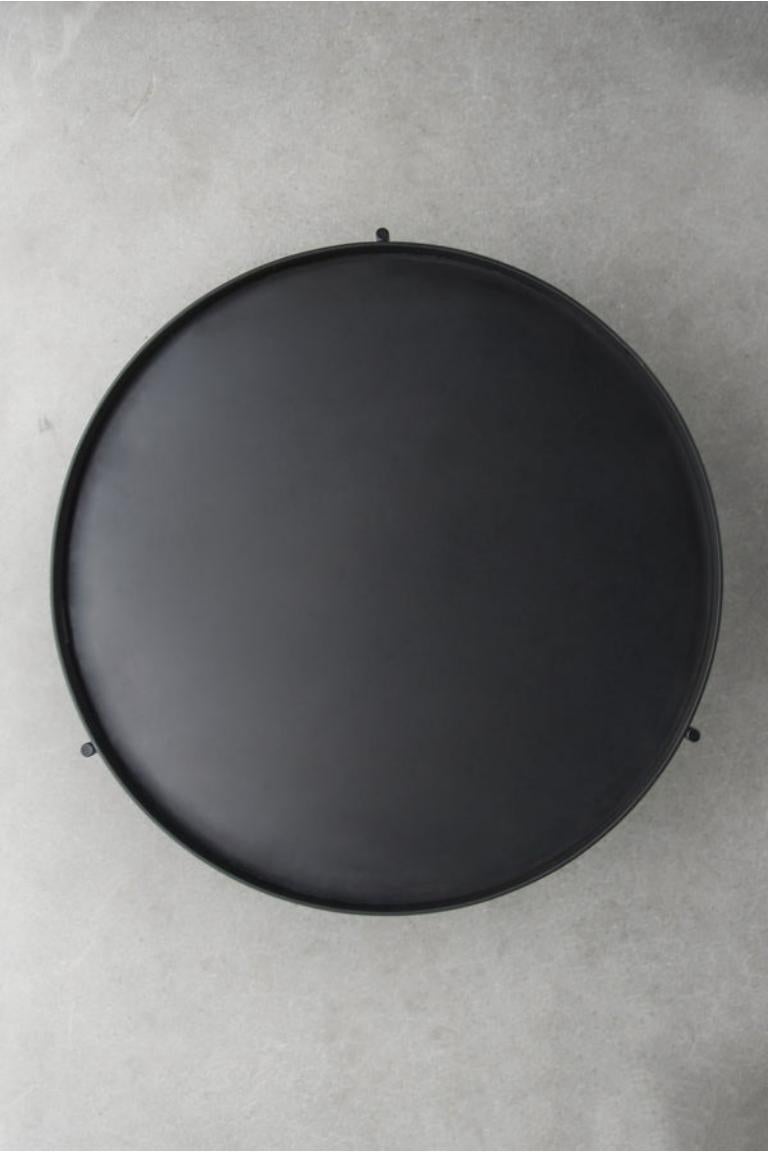 La table basse Bronson est une pièce étonnante qui combine des éléments de design industriel et contemporain. Le plateau en acier noirci et la fine structure en noir mat de la table lui confèrent une touche de modernité, tout en apportant une forme