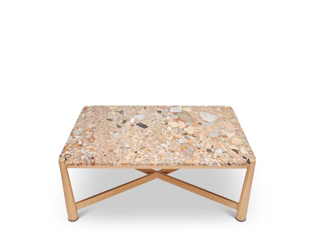 La table basse Whiting présente un plateau en pierre aux angles entaillés qui repose sur un piètement détaillé en noyer américain ou en chêne blanc.

La collection Lawson-Fenning est conçue et fabriquée à la main à Los Angeles, en Californie.