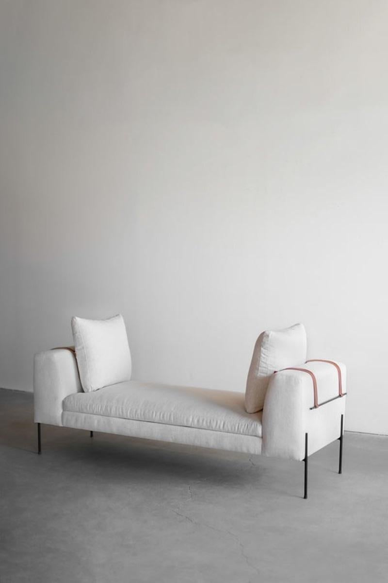 Questo letto da giorno è realizzato su misura a Los Angeles. La struttura in legno viene tagliata a misura e unita. L'imbottitura viene tagliata e cucita in base alla forma del singolo cuscino. L'acciaio industriale viene tagliato e saldato per le