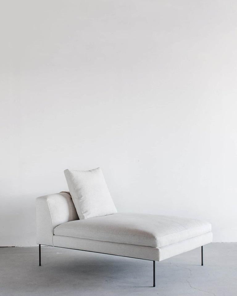 Ce canapé est fabriqué sur mesure à Los Angeles. Chaque cadre est fabriqué à la main, enveloppé de dacron et rembourré.
ACIER INDUSTRIEL + DUVET / MÉLANGE DE POLYÉTHYLÈNE 
PERFORMANCE HOME TISSU + CUIR + AULNE, CADRE EN BOULEAU, FINITION