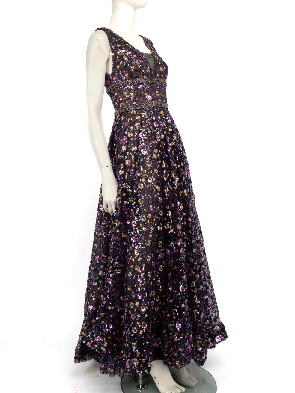 L'ÉTAT est très bon. L'usure de la robe est minime. Les broderies de la ceinture et de l'encolure arrière de cet article de revente d'occasion des stylistes du Bronx et du Banco.



Détails


Multicolore

Polyester

Robe

Sans manches

Paillettes