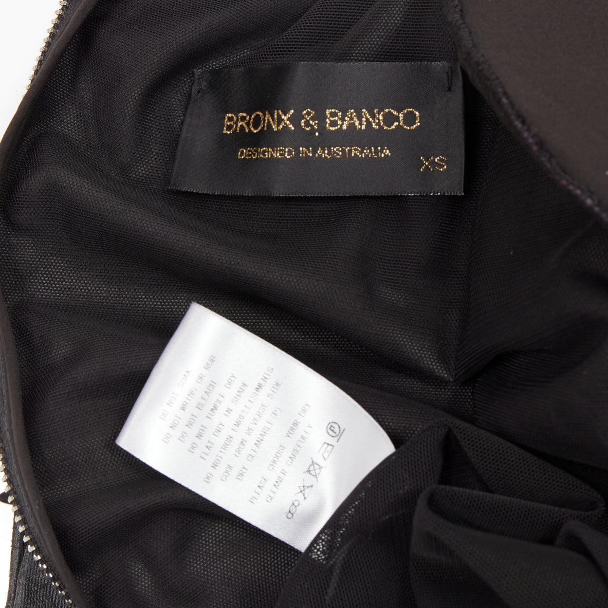 BRONX & BANCO noir tissu enduit jupe drapée épaule bouffante mini robe XS en vente 3