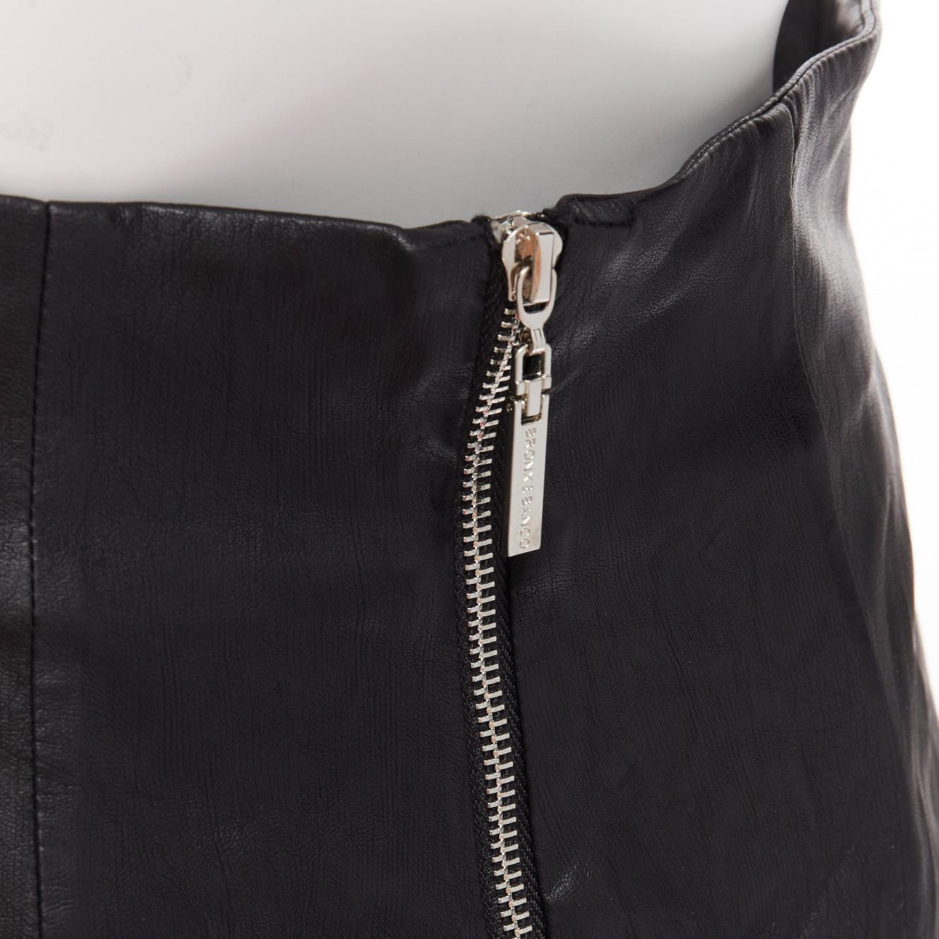 BRONX & BANCO Schwarz Kunstleder hohe Taille Paperbag Taille ausgestellte Shorts S
Referenz: AAWC/A00875
Marke: Bronx & Banco
MATERIAL: Kunstleder
Farbe: Schwarz, Silber
Muster: Solide
Verschluss: Reißverschluss
Innenfutter: Schwarzer