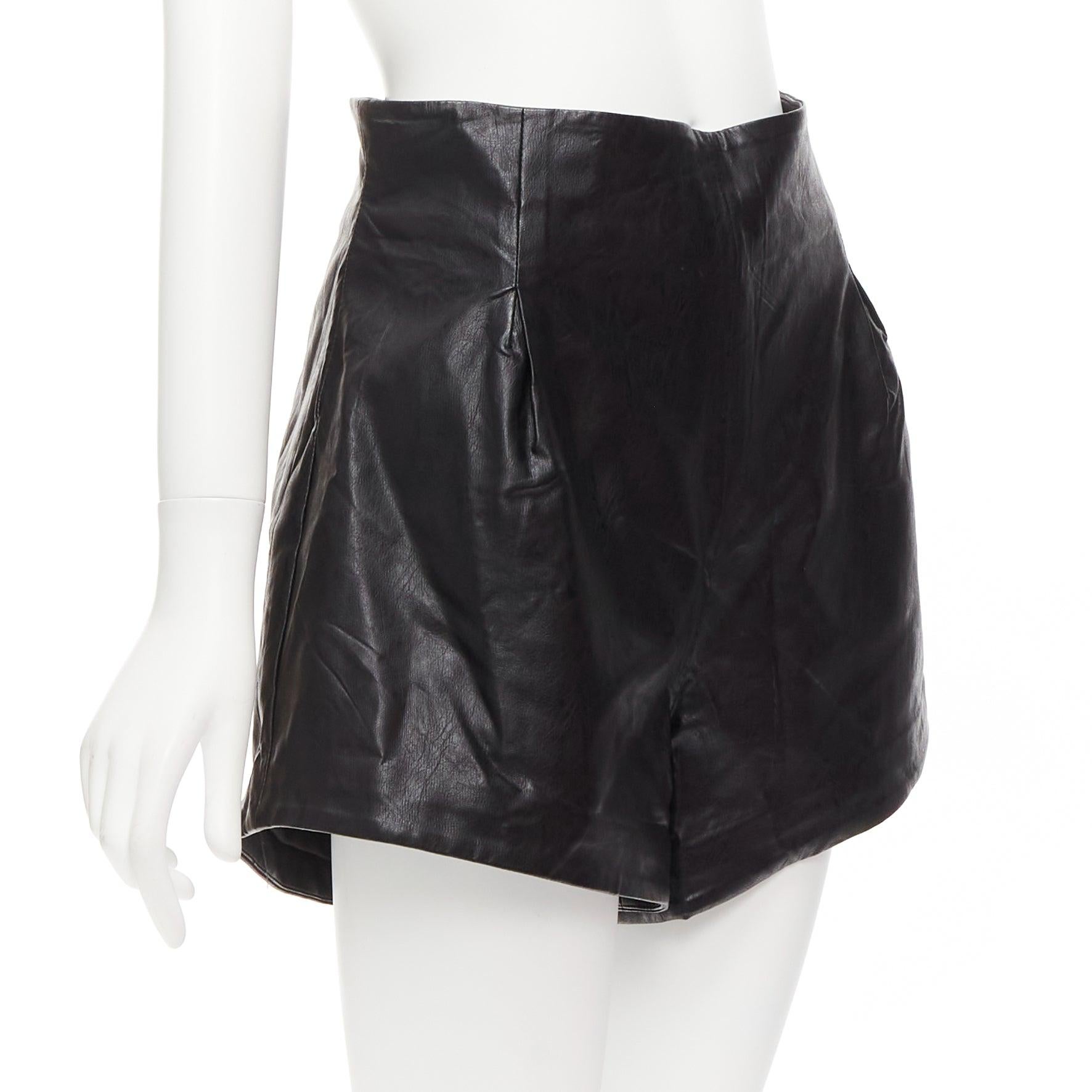 BRONX & BANCO Schwarz Kunstleder hohe Taille Paperbag Taille ausgestellte Shorts S im Zustand „Hervorragend“ im Angebot in Hong Kong, NT