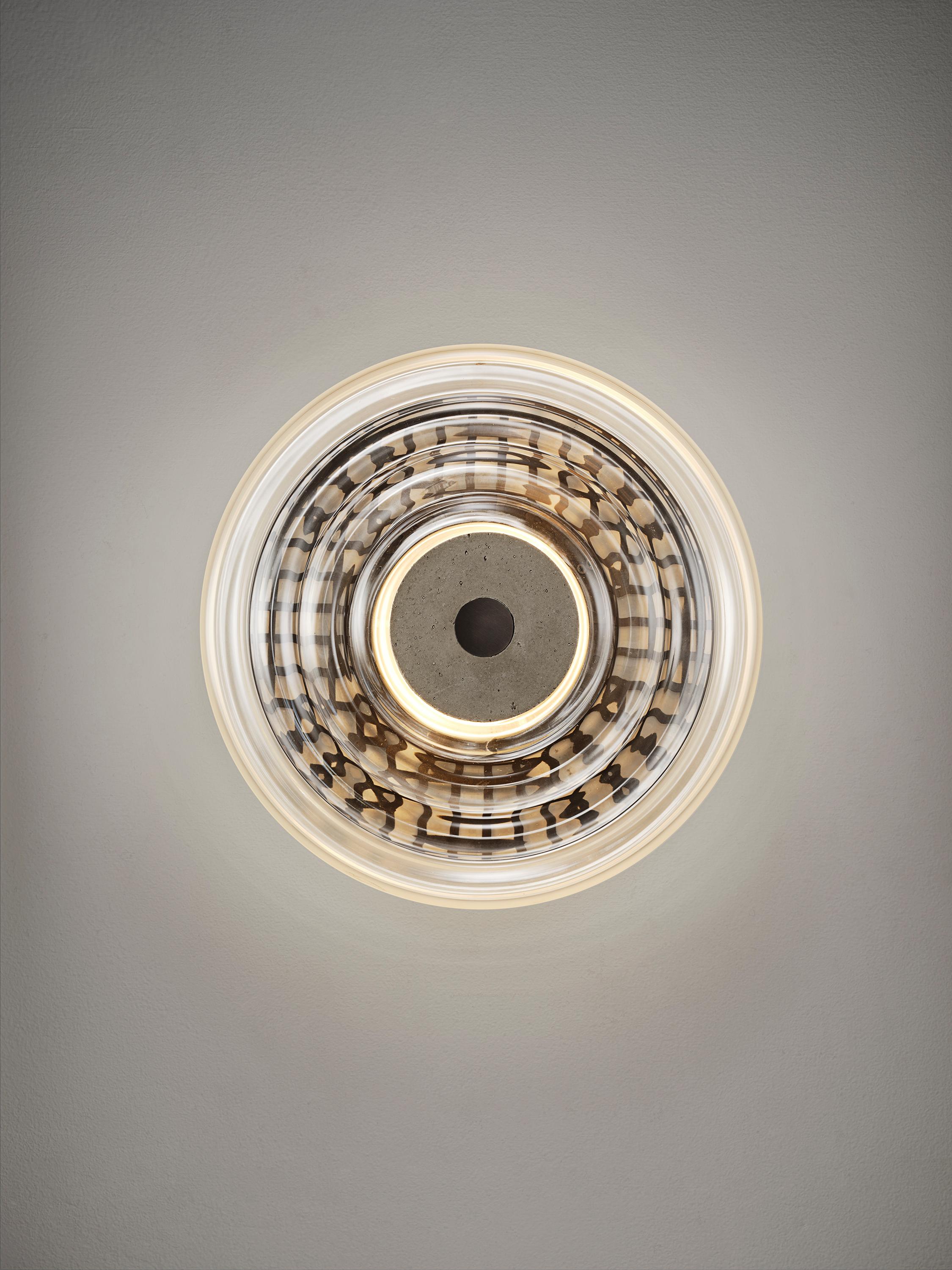 BRONX Wandleuchter aus Beton, geriffeltem Glas und Metallgeflecht von Blueprint Lighting (Art déco) im Angebot