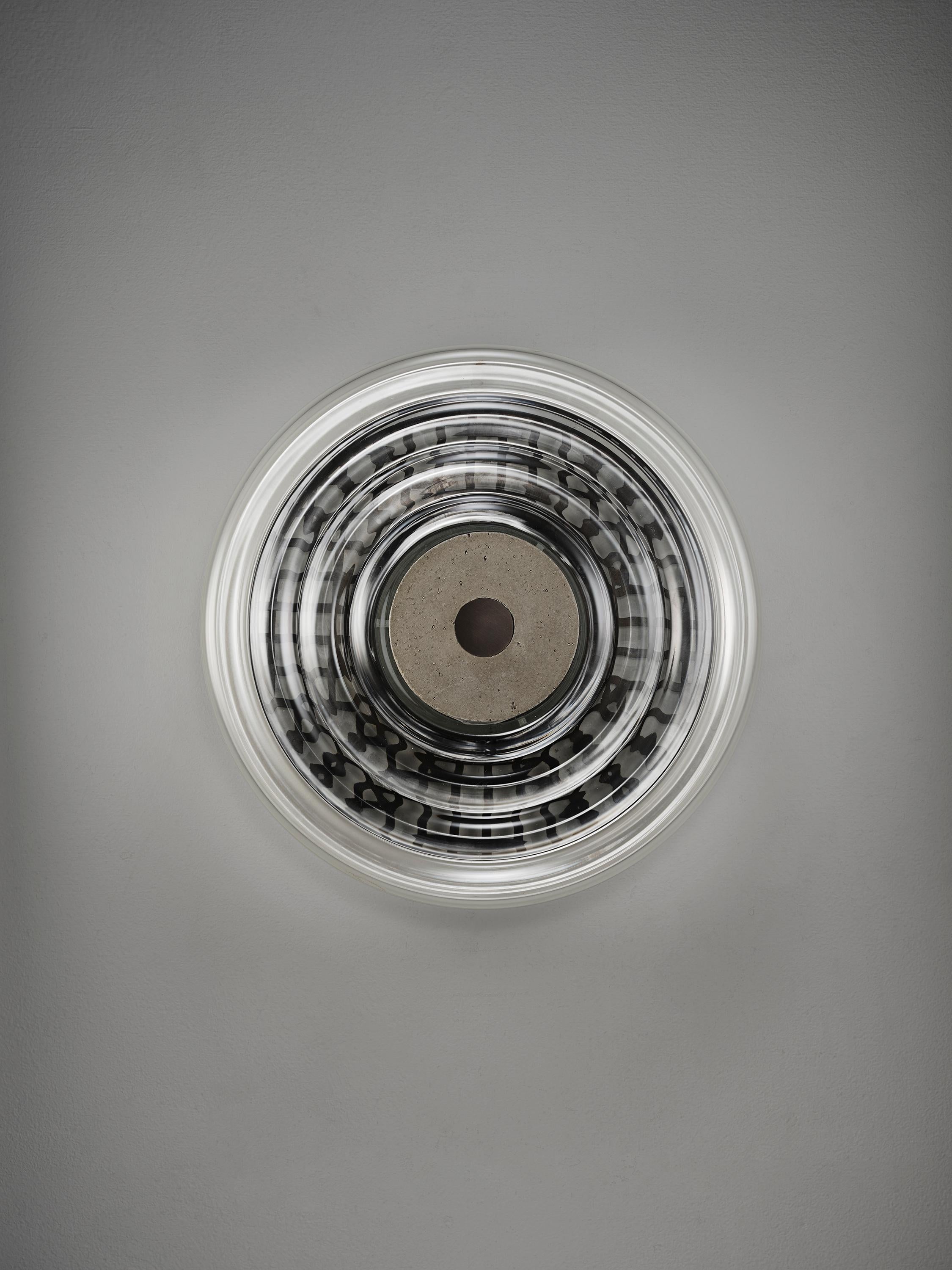 BRONX Wandleuchter aus Beton, geriffeltem Glas und Metallgeflecht von Blueprint Lighting (amerikanisch) im Angebot