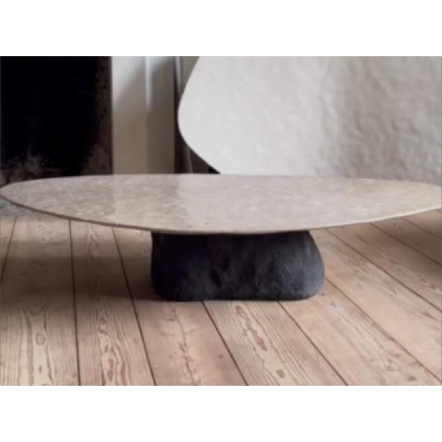 Bronzatto Niedriger Tisch von Atelier Benoit Viaene
Abmessungen: T 96 x B 190 x H 36 cm.
MATERIALIEN: Holz.

Benoit Viaene stammt ursprünglich aus Kortrijk und lebt und arbeitet heute in Gent.
Er ist diplomierter Architekt des Henry Van de Velde