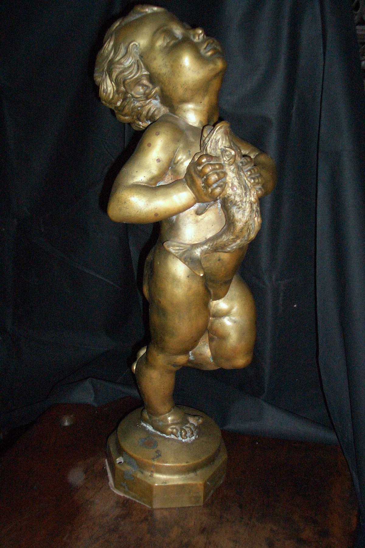 Scultura in bronzo del XVIII secolo raffigurante un bambino o un putto che tiene tra le mani un delfino, configurata come figura di fontana. Probabilmente si ispira alla figura della fontana creata da Andrea del Verrocchio 