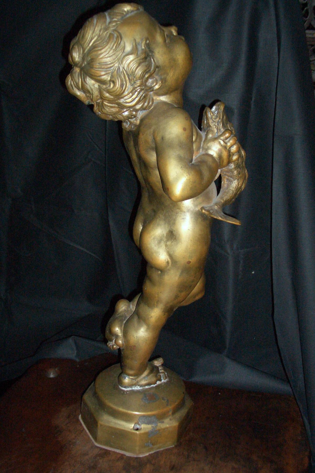 Barocco Scultura in bronzo del XVIII secolo / Fontana Figura di bambino / Putto con delfino in vendita