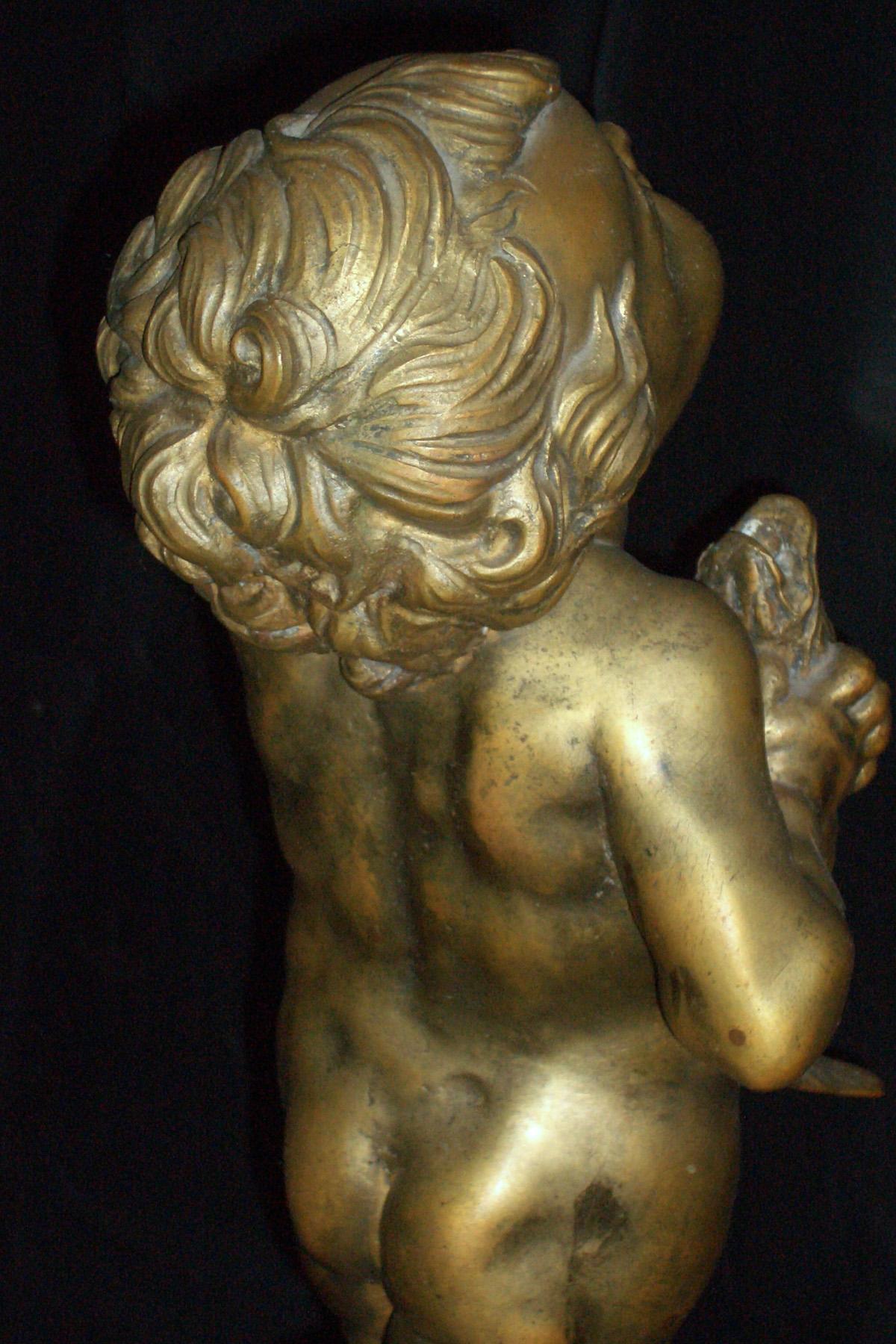 Fino al XVIII secolo Scultura in bronzo del XVIII secolo / Fontana Figura di bambino / Putto con delfino in vendita