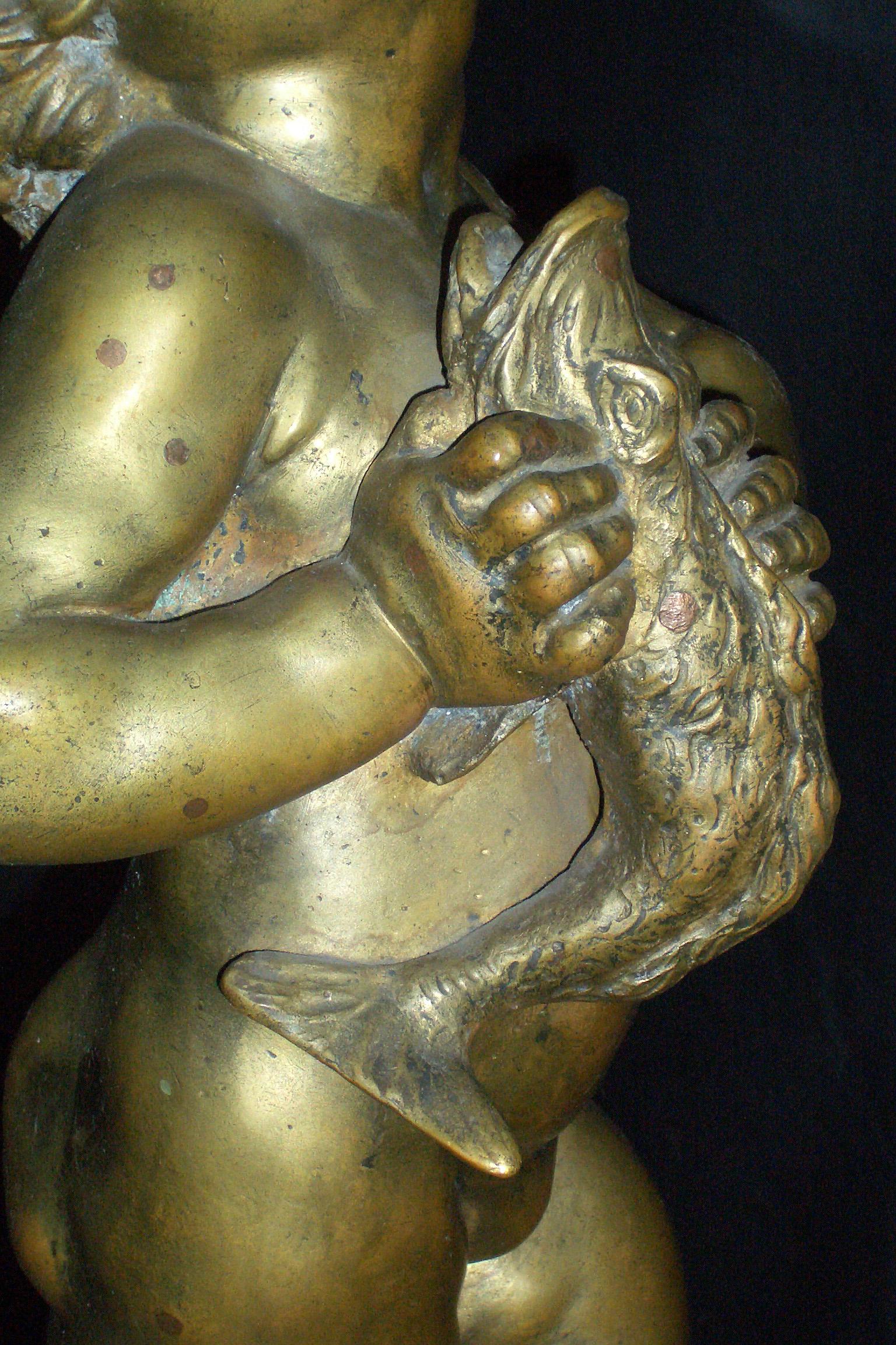 Bronzo Scultura in bronzo del XVIII secolo / Fontana Figura di bambino / Putto con delfino in vendita
