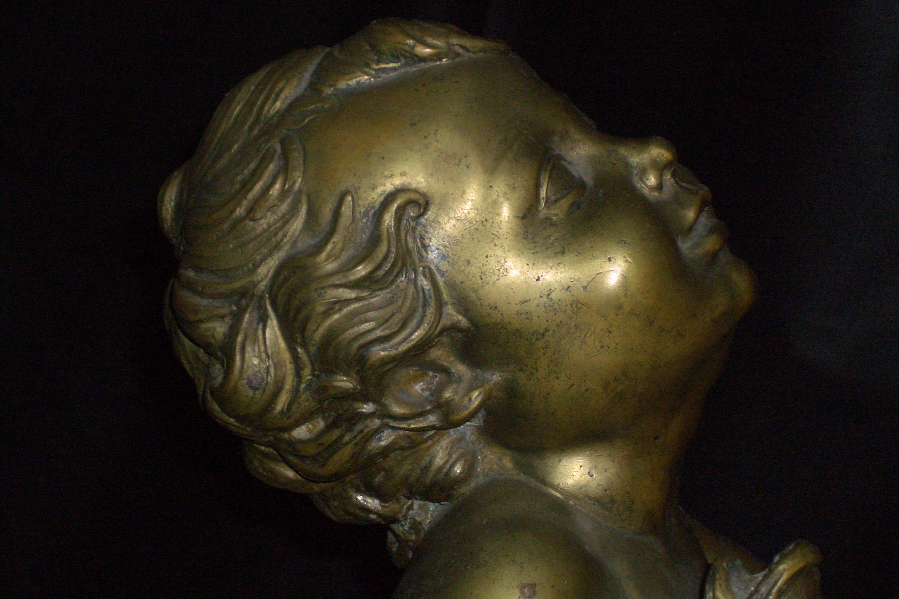 Scultura in bronzo del XVIII secolo / Fontana Figura di bambino / Putto con delfino in vendita 1
