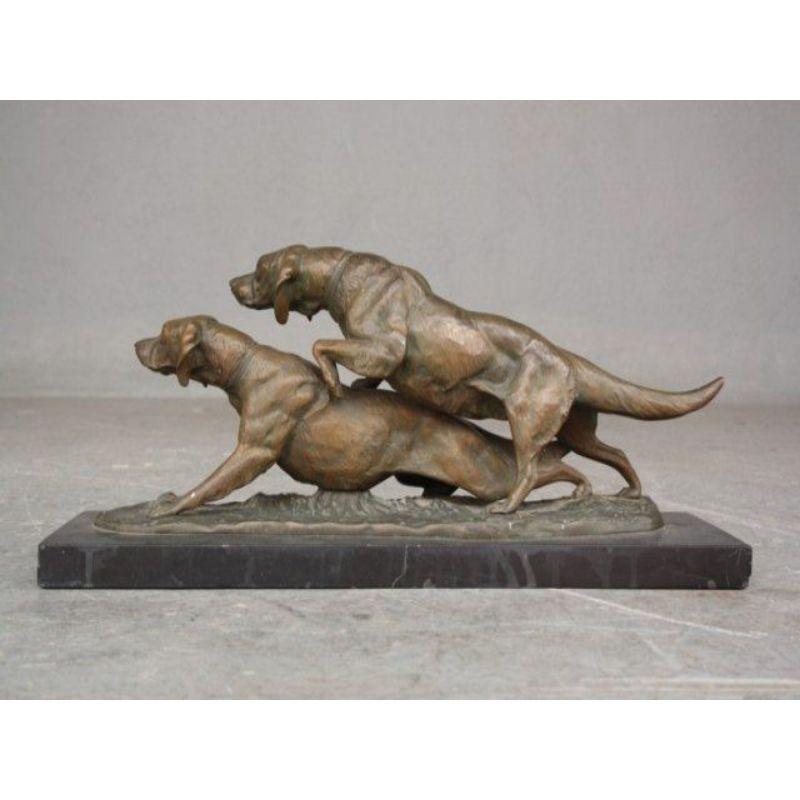 bronze de 1930 d'Irénée Rochard (1906-1984) représentant deux chiens de chasse (épagneuls) arrêtés sur un socle en marbre noir. Dimension hauteur 24 cm pour une longueur de 53 cm et une profondeur de 18 cm.

Informations complémentaires