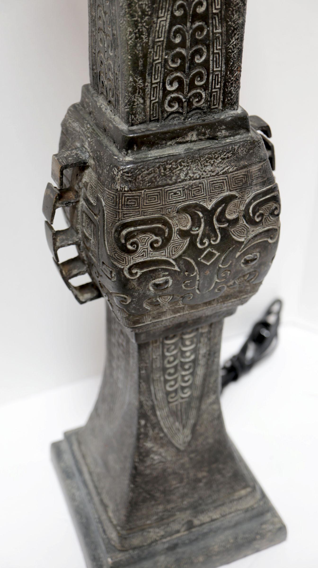 Lampe de table japonaise en bronze de la période Meiji en archaïque du XIXe siècle en vente 8