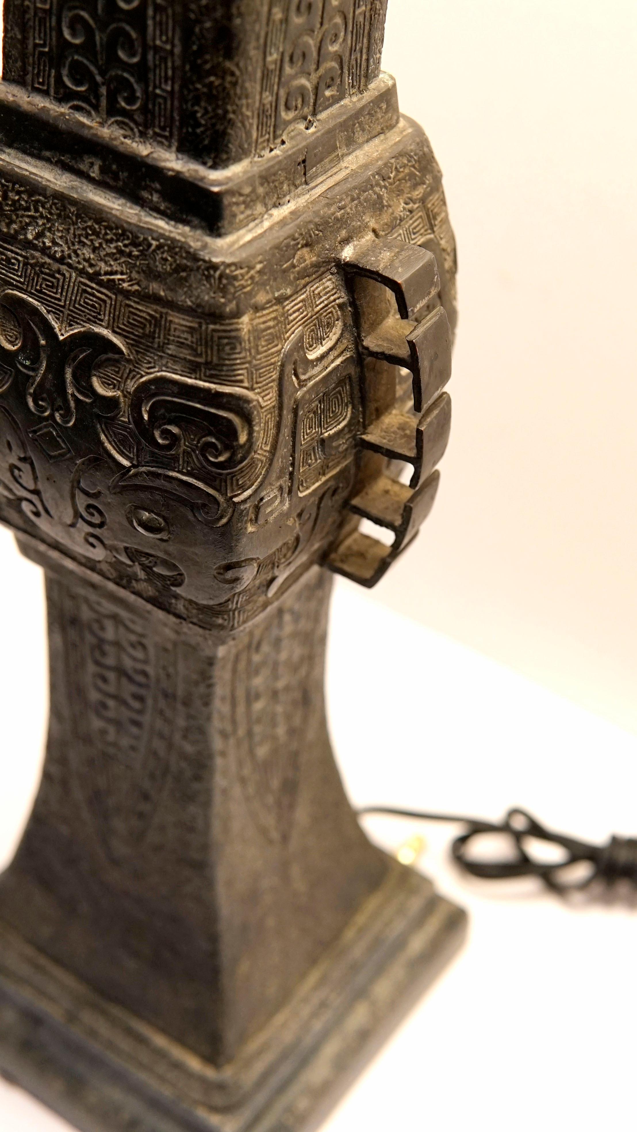 Japonisme Lampe de table japonaise en bronze de la période Meiji en archaïque du XIXe siècle en vente