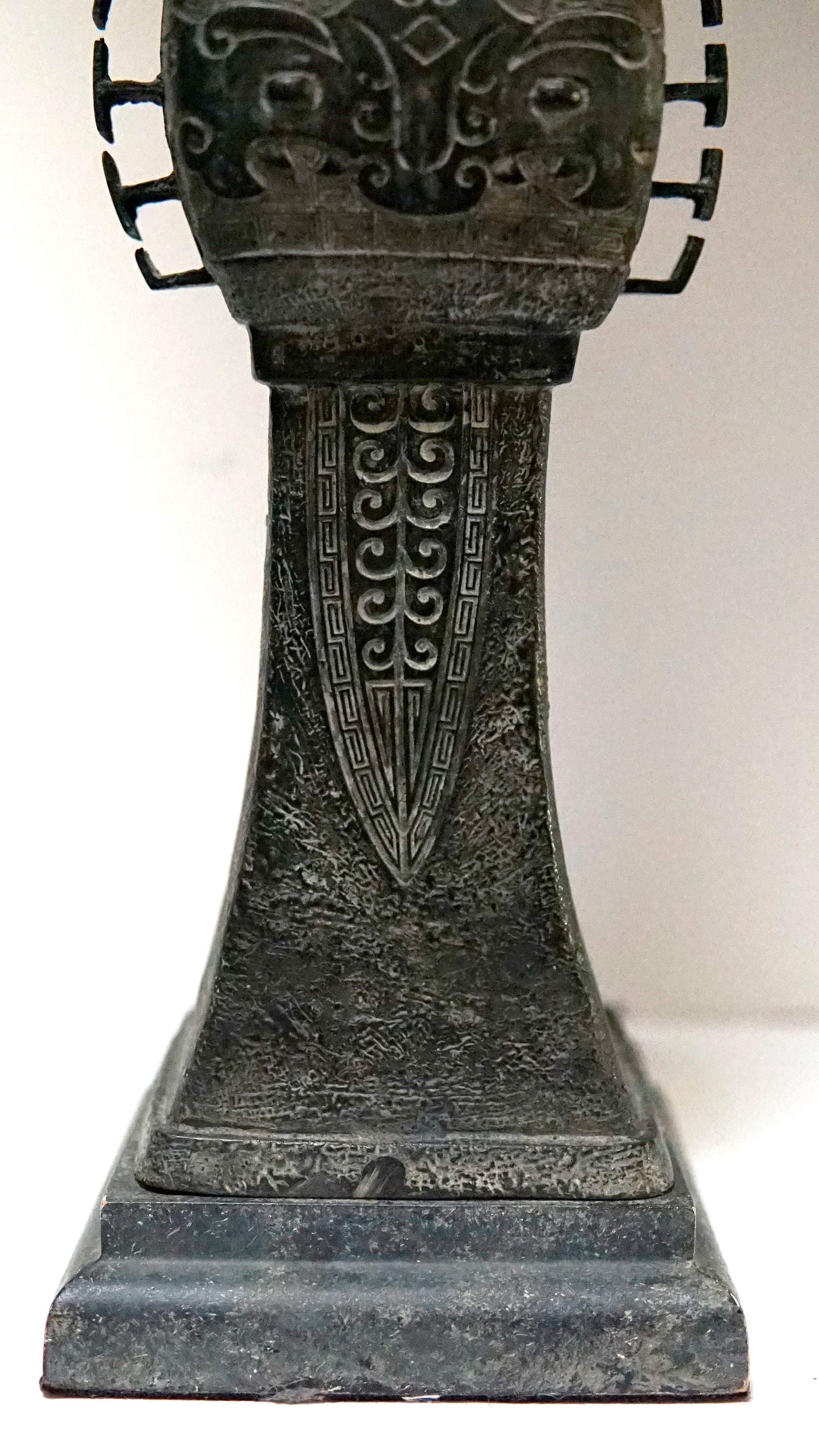 Lampe de table japonaise en bronze de la période Meiji en archaïque du XIXe siècle Bon état - En vente à Lomita, CA