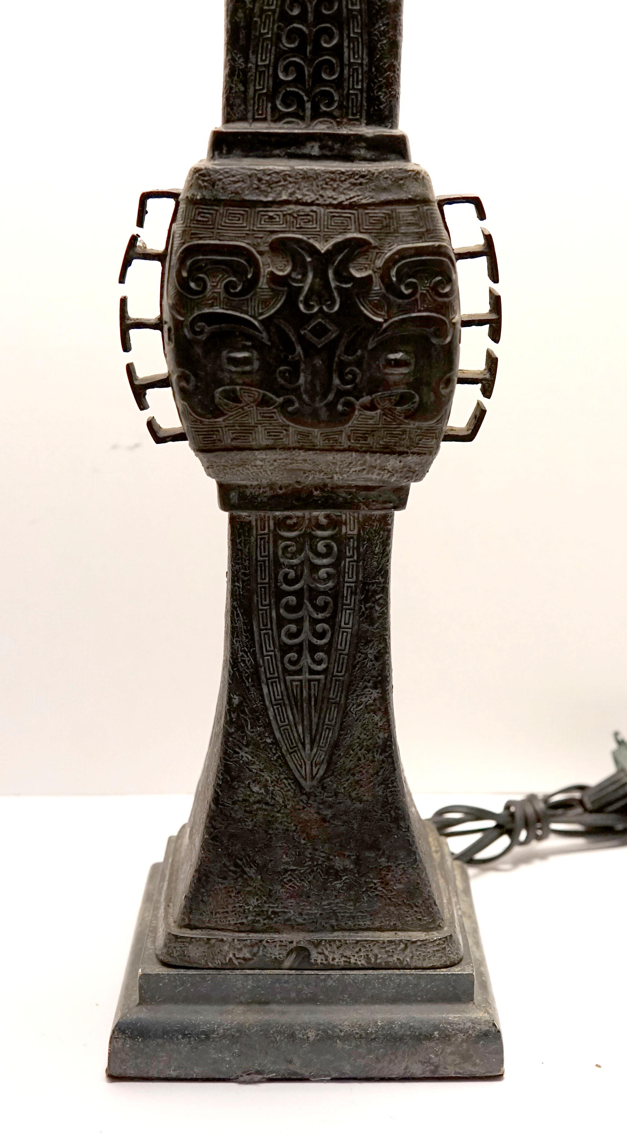 Fin du XIXe siècle Lampe de table japonaise en bronze de la période Meiji en archaïque du XIXe siècle en vente