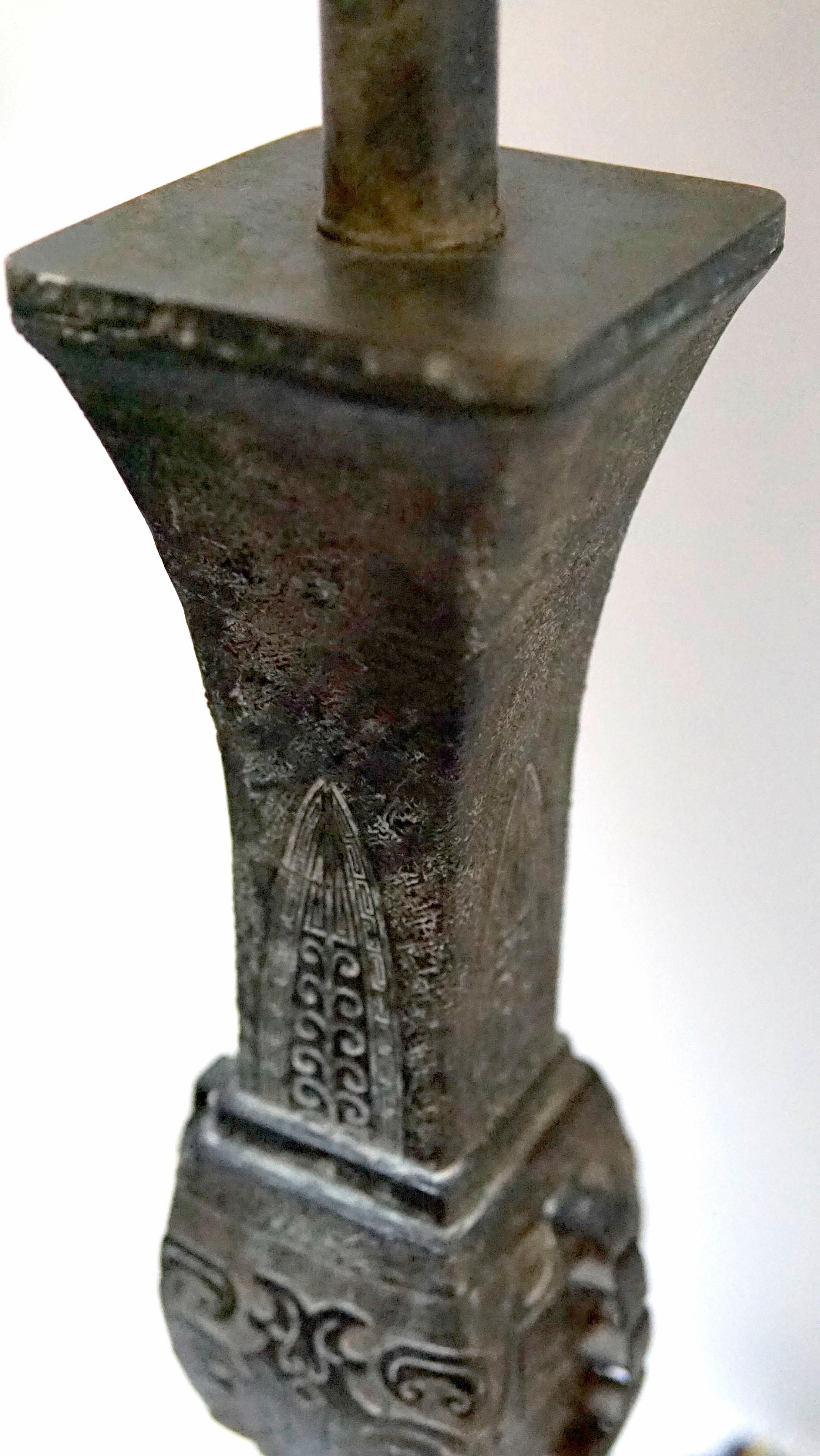 Bronze Lampe de table japonaise en bronze de la période Meiji en archaïque du XIXe siècle en vente