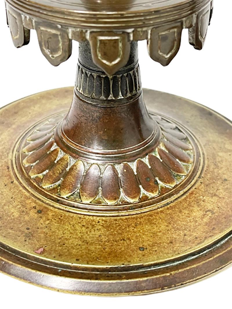 Bronze-Kerzenhalter im gotischen Stil des 19. Jahrhunderts (Niederländisch) im Angebot