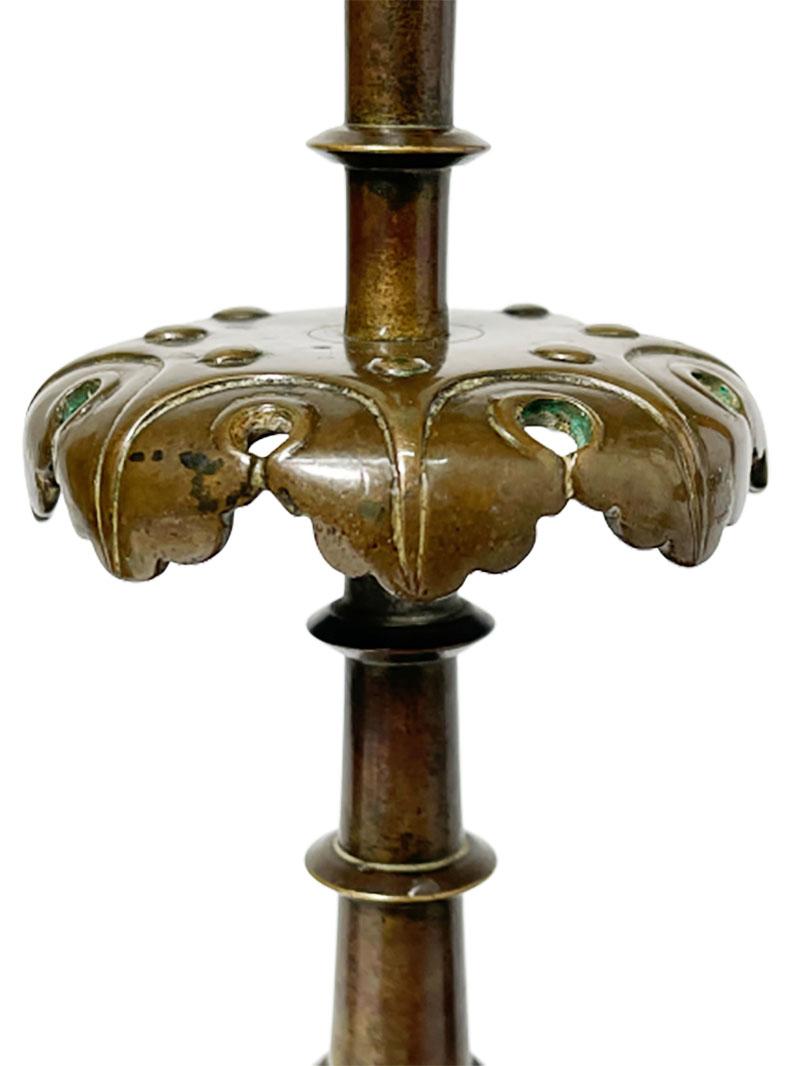 Bronze-Kerzenhalter im gotischen Stil des 19. Jahrhunderts im Zustand „Gut“ im Angebot in Delft, NL