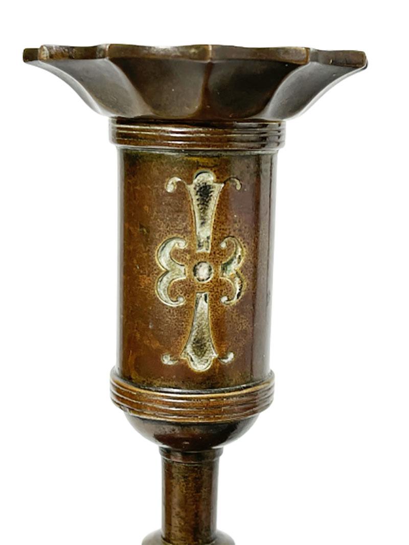 Bronze-Kerzenhalter im gotischen Stil des 19. Jahrhunderts im Angebot 1