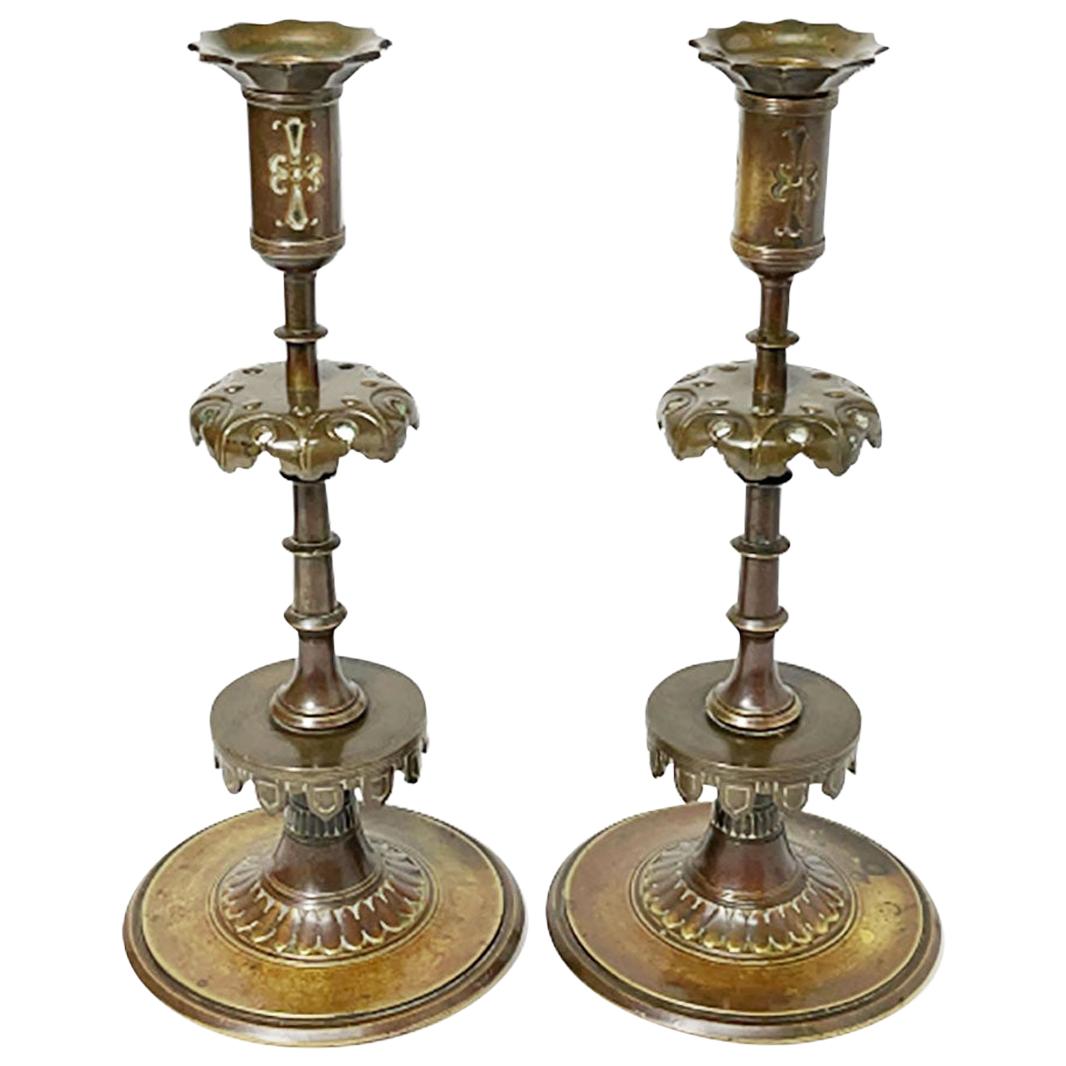 Bronze-Kerzenhalter im gotischen Stil des 19. Jahrhunderts im Angebot