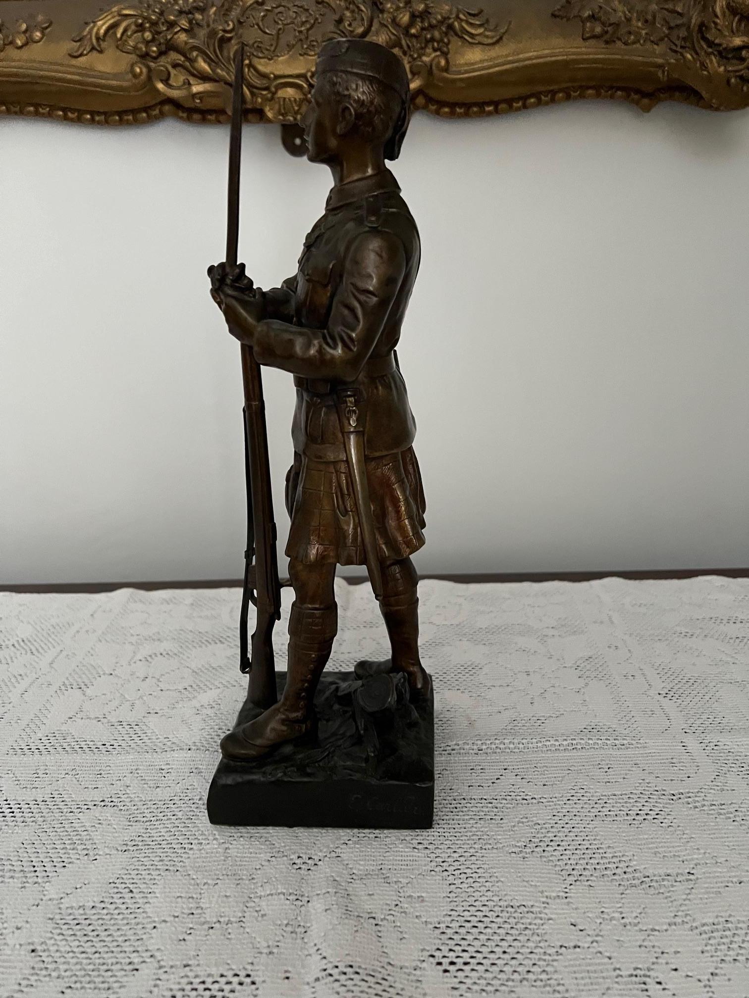 Français Soldat écossais en bronze de la Première Guerre mondiale portant le kilt. en vente