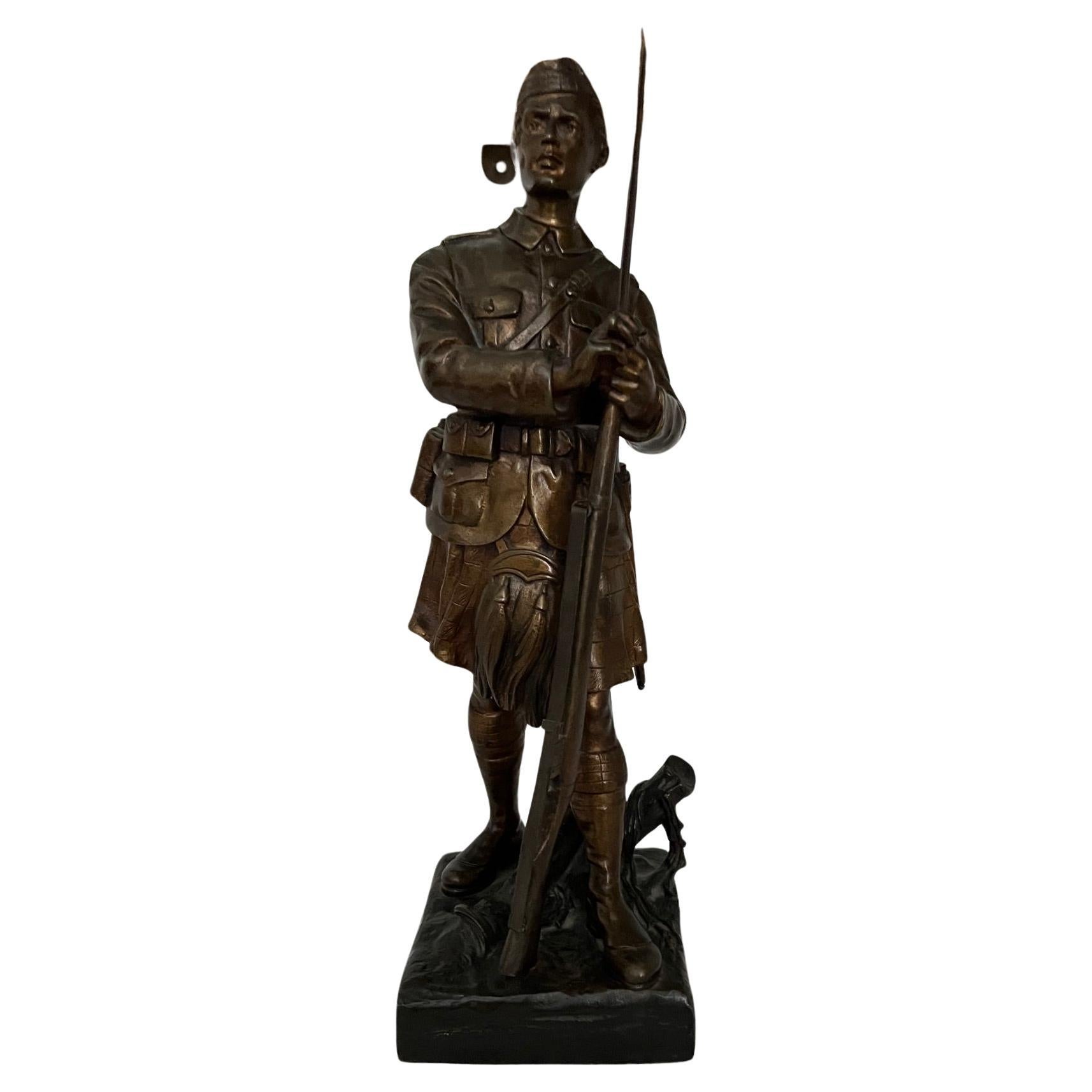Soldat écossais en bronze de la Première Guerre mondiale portant le kilt. en vente