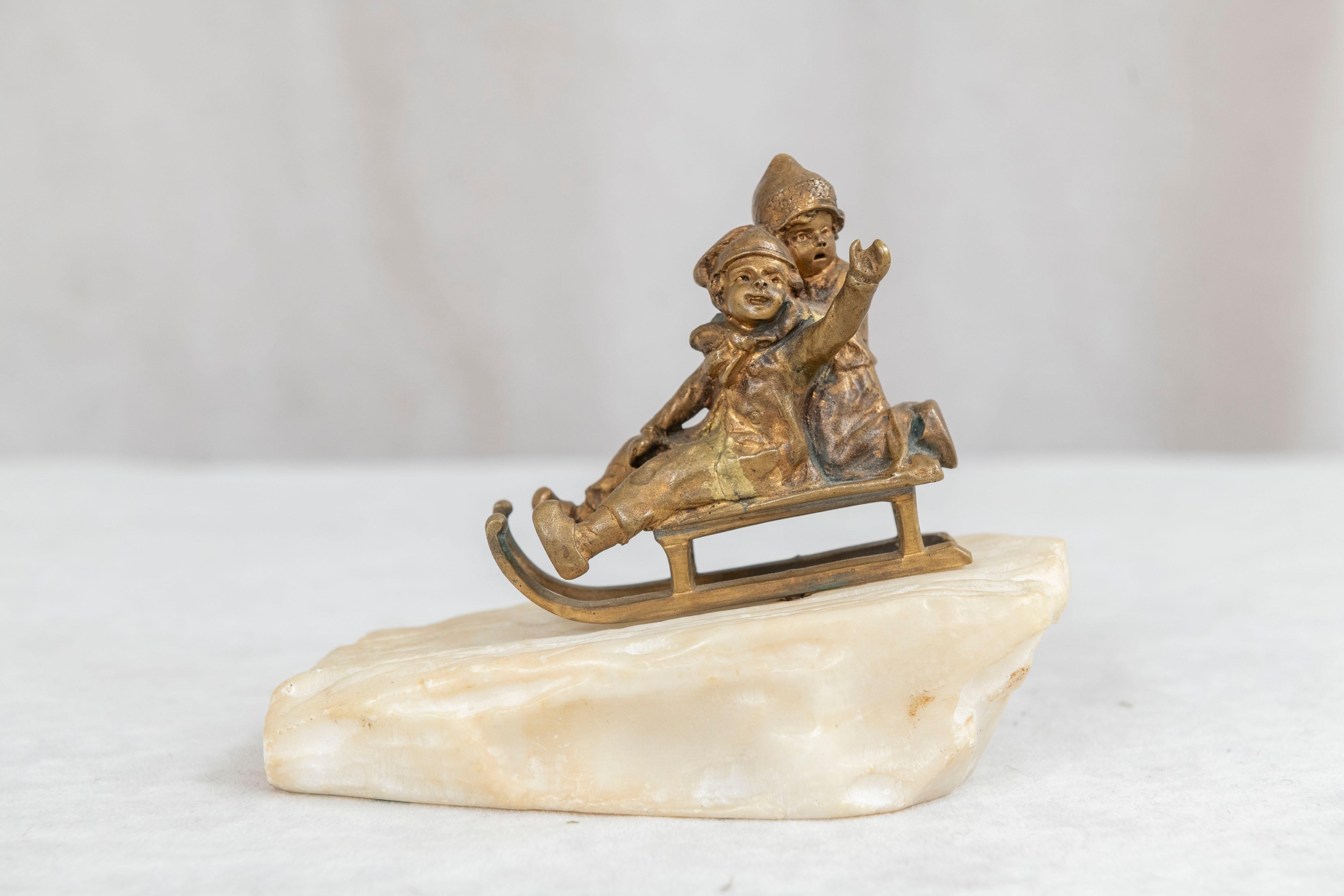 Bronzo, 2 bambini che cavalcano una slitta su una base di marmo bianco intagliato ca. 1895 in vendita 1