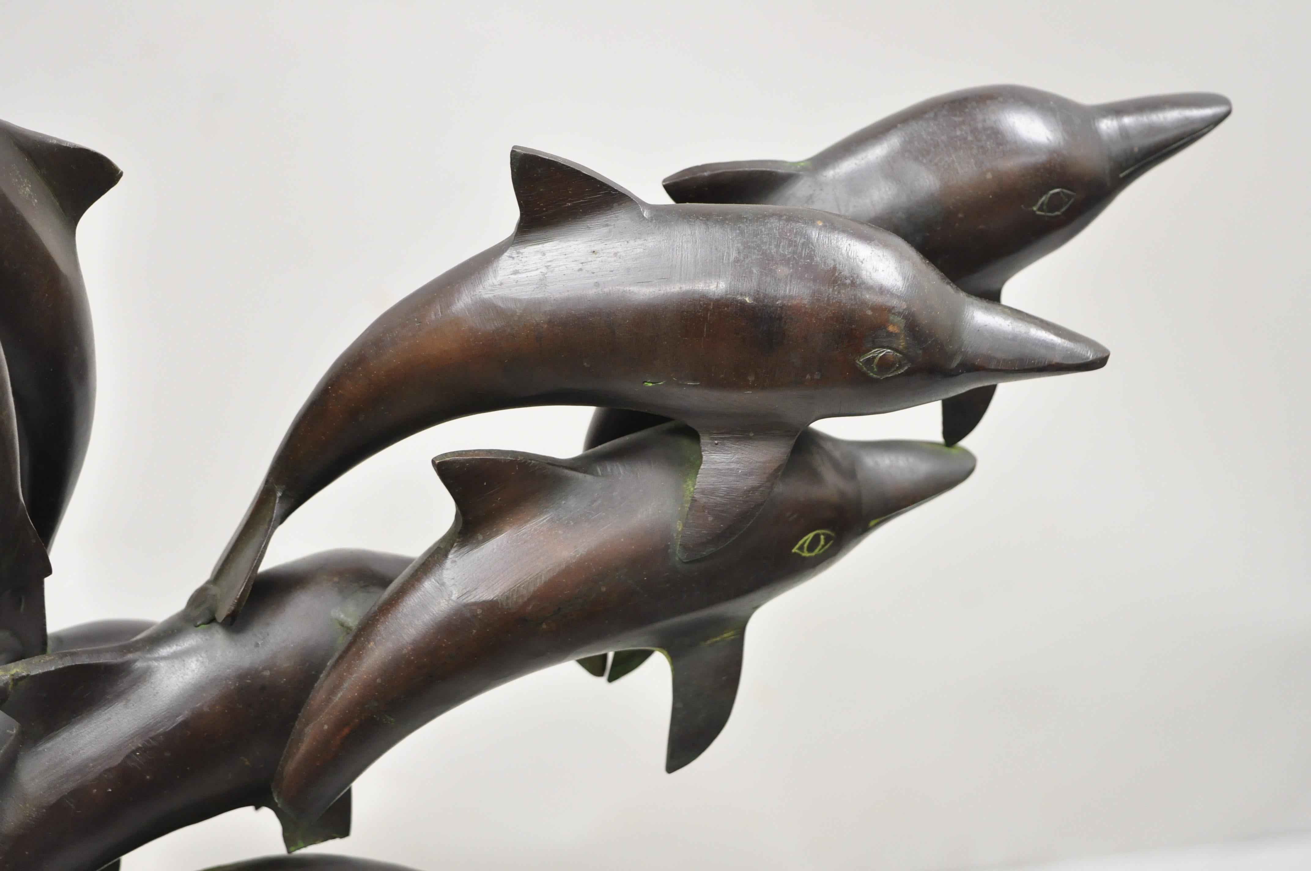 XXIe siècle et contemporain Statue en bronze - Nature 13 dauphins en train de jouer - Sculpture - Figure en vert verdigris en vente