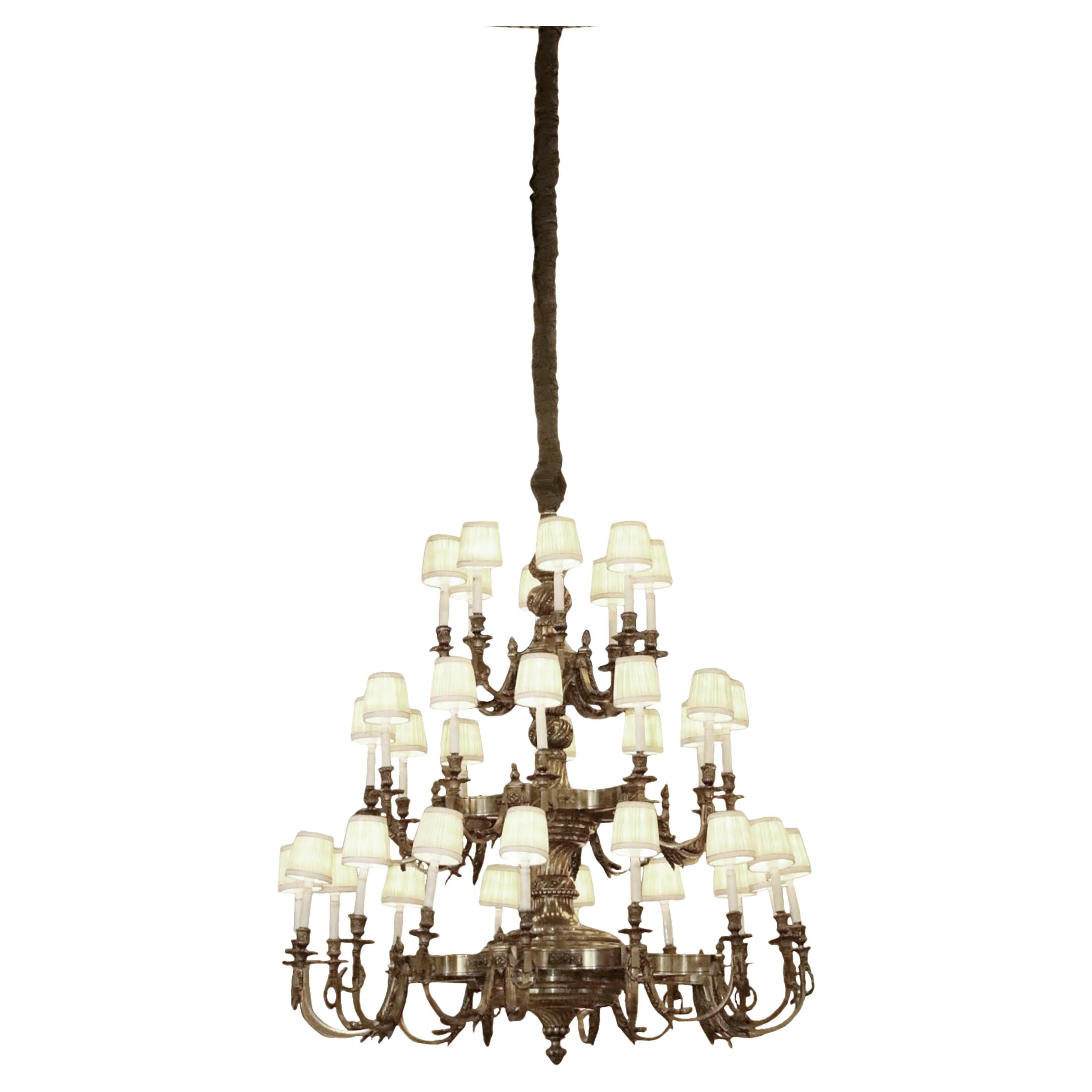 Lustre Conrad à 36 lumières en bronze de Waldorf Astoria