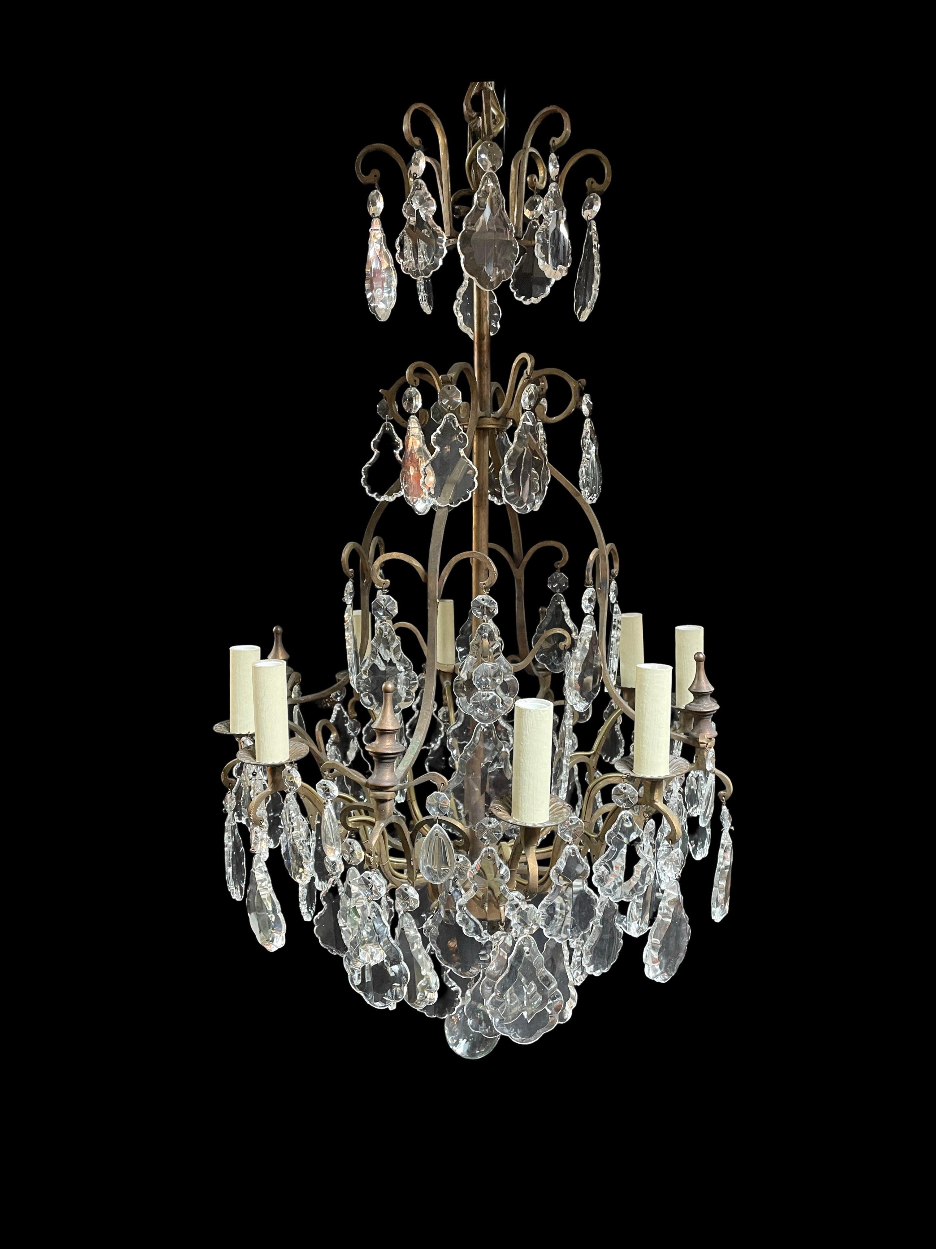 Trasforma il tuo spazio con questo splendido lampadario a 8 bracci in bronzo dell'inizio del XX secolo!

Un vero e proprio capolavoro, che emana fascino ed eleganza vintage, ricordando i lampadari classici.

Questo lampadario è estremamente ben